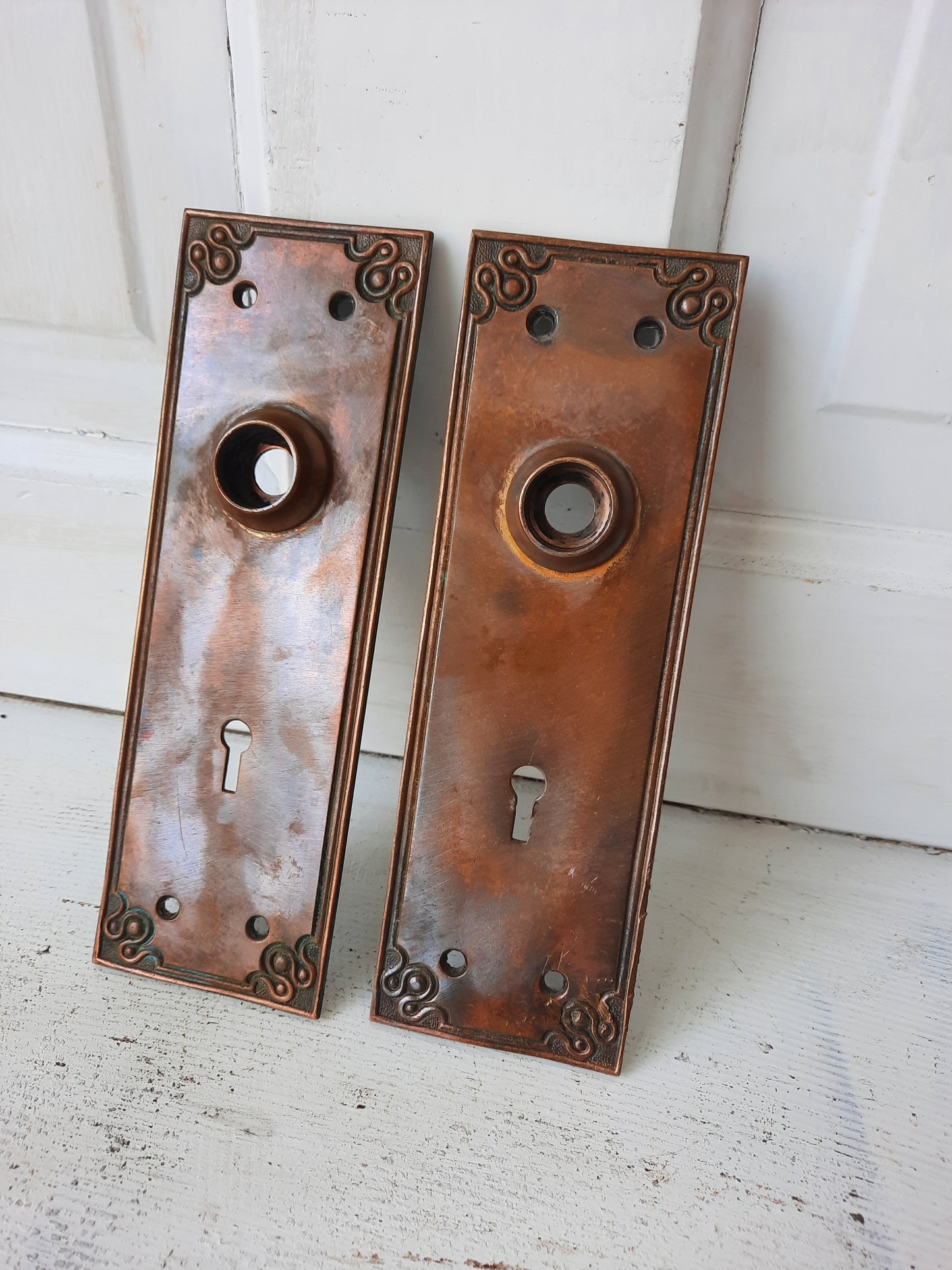 Delphi Pattern Hardware Set by Russell Erwin, Antique Swirl Design Bronze Door Knob Plate Set