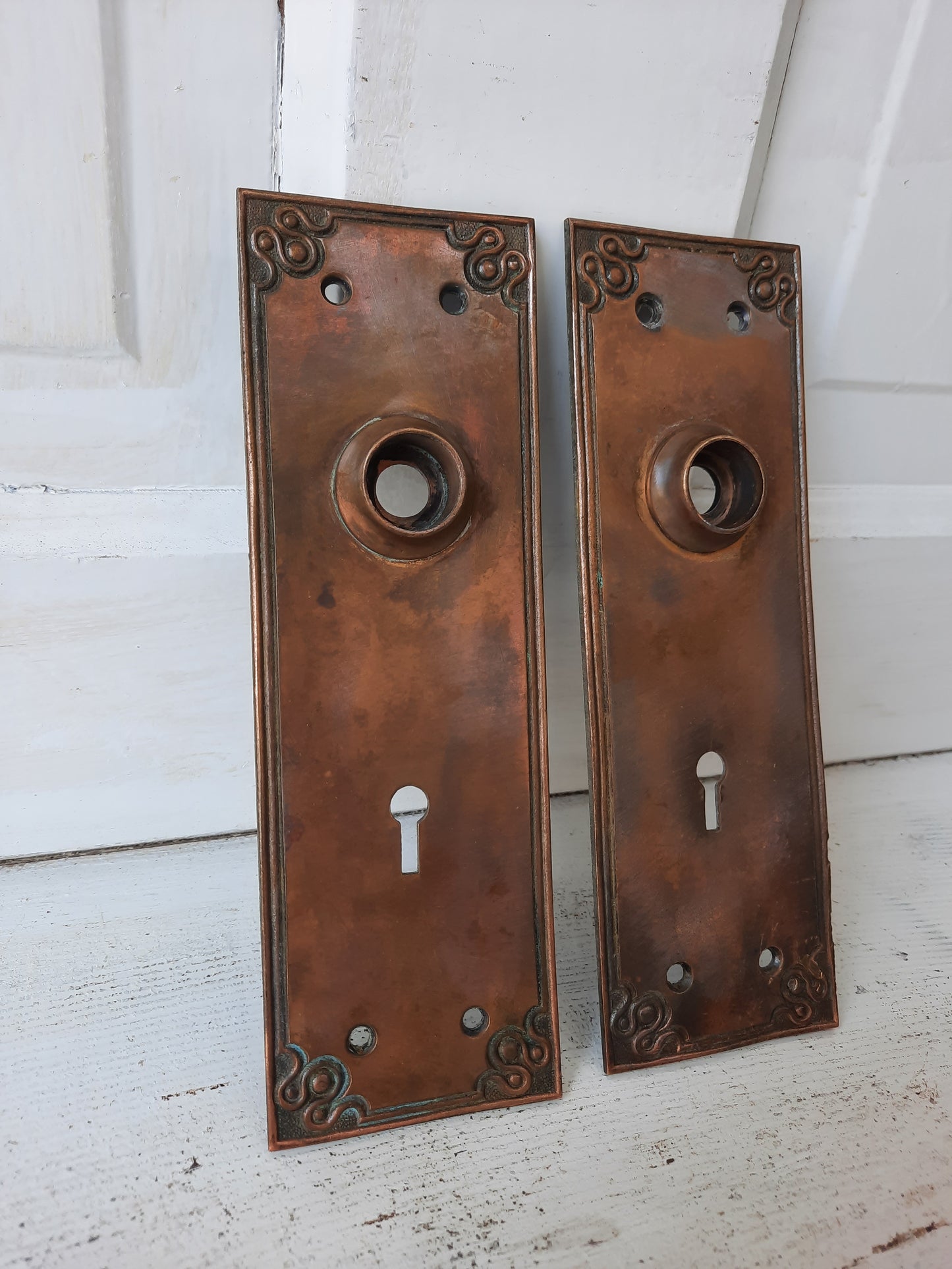 Delphi Pattern Hardware Set by Russell Erwin, Antique Swirl Design Bronze Door Knob Plate Set