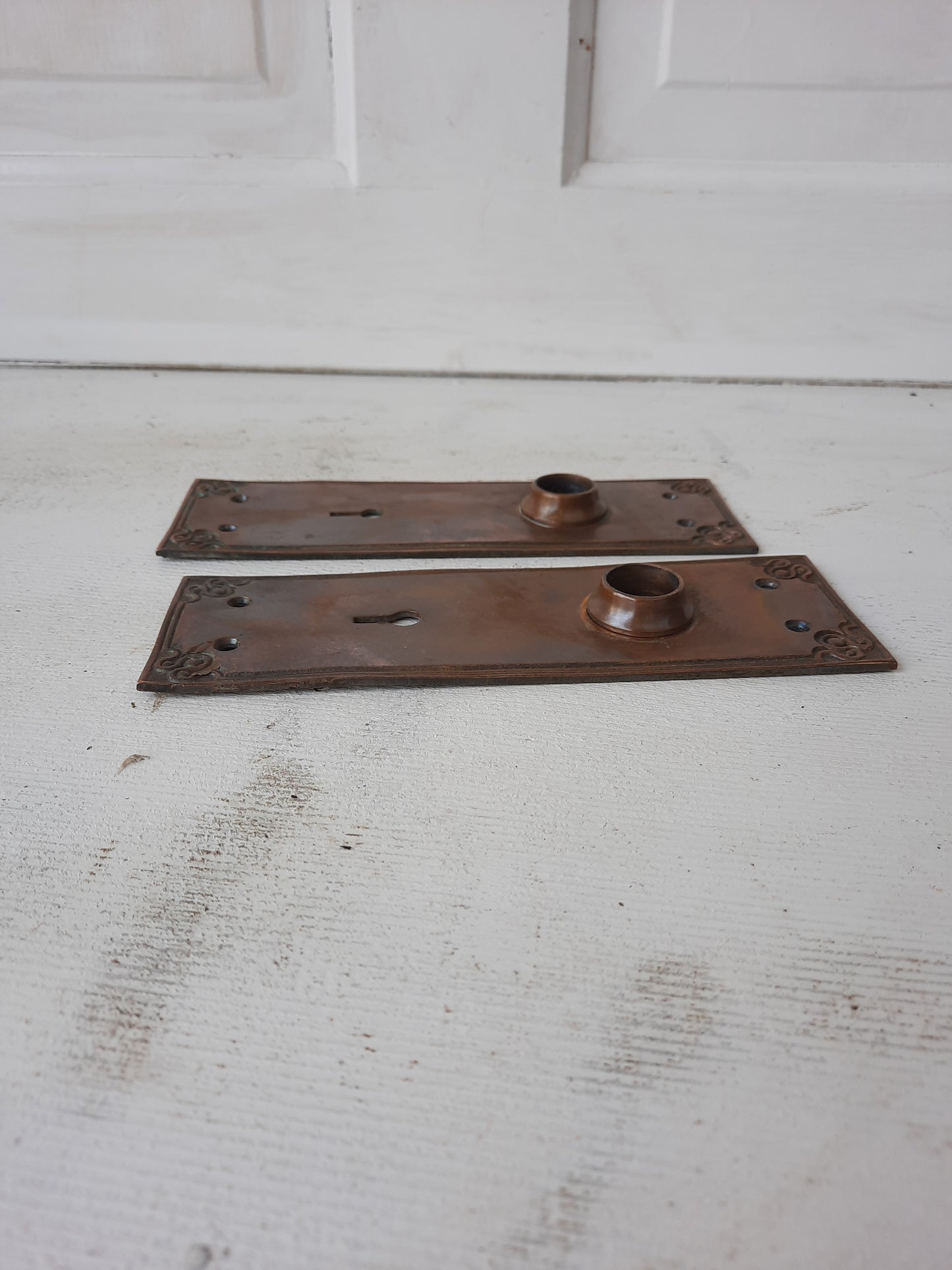Delphi Pattern Hardware Set by Russell Erwin, Antique Swirl Design Bronze Door Knob Plate Set