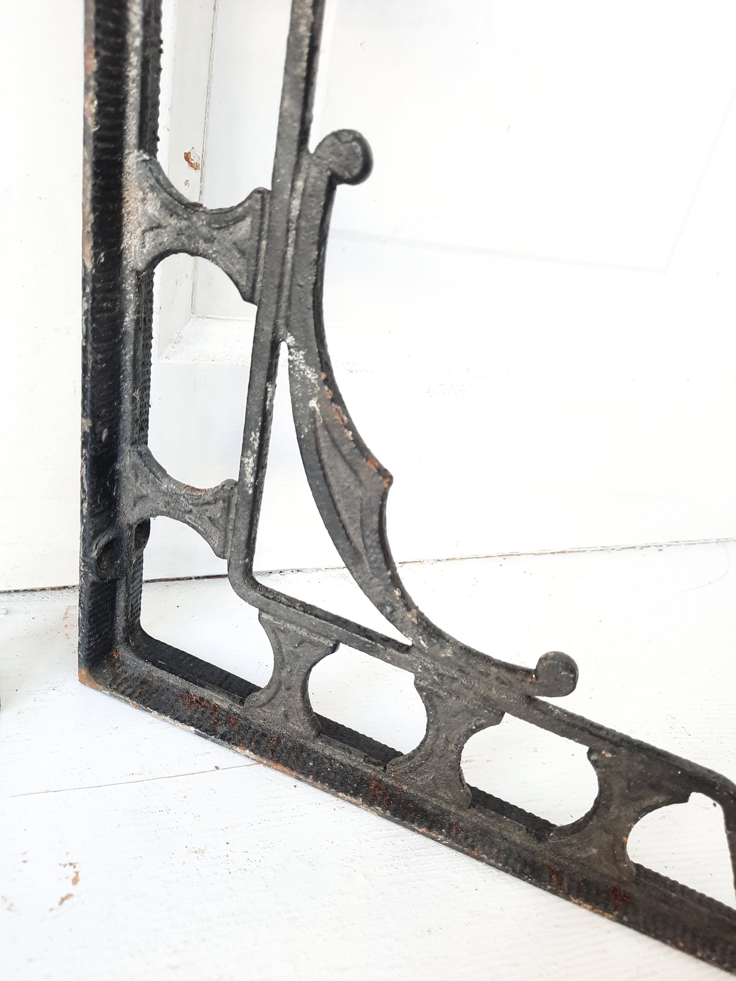 Pair of Antique Iron Shelf Brackets, Ornate Design Scroll Cast Iron Shelf Supports 083101