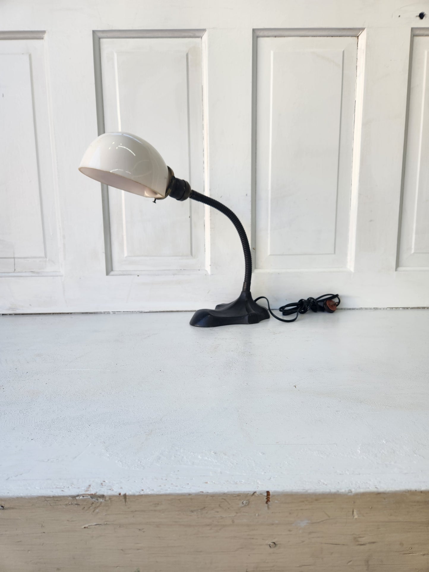 Vintage Iron and Milk Glass Gooseneck Lamp, Vintage Desk Lamp or Task Lamp 090202
