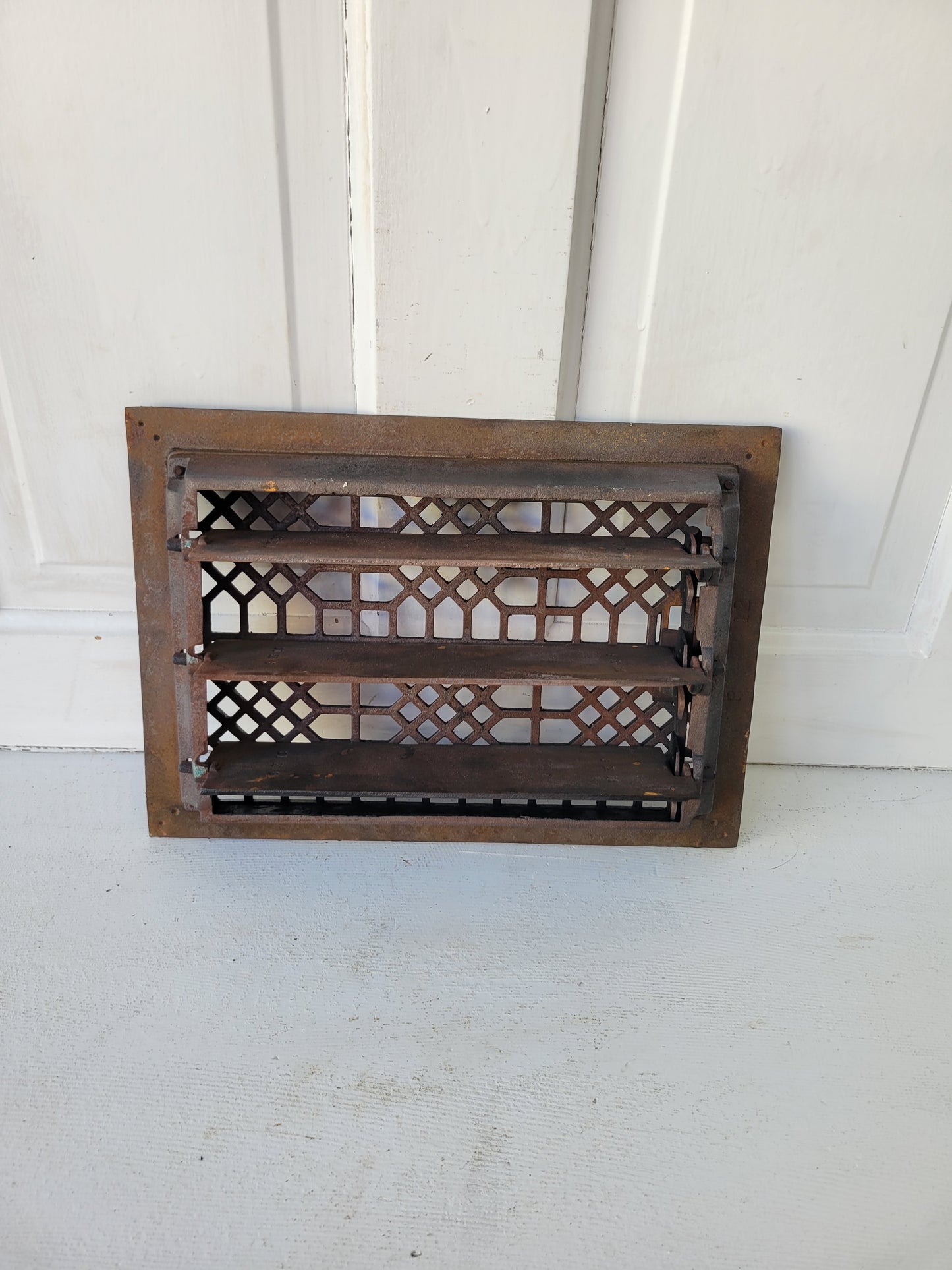 Lattice Pattern 10 x 14 Antique Cast Iron Working Vent Cover, Floor Register Cover with Dampers 100305