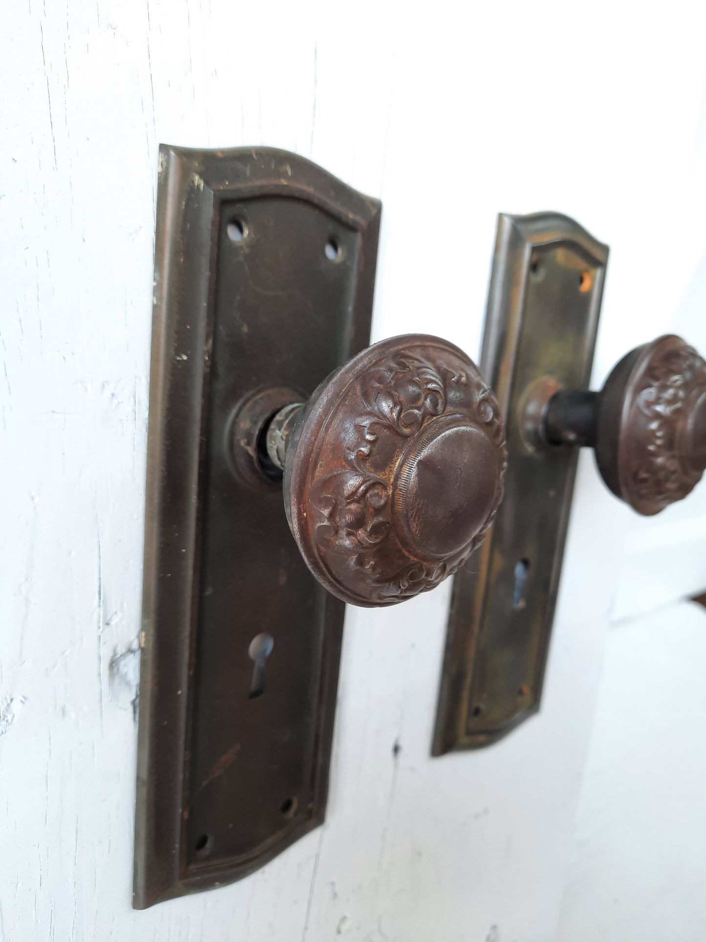 Deco Door Plates with Antique Floral Pattern Doorknobs, Door Backplates and Knob Set, Door Hardware
