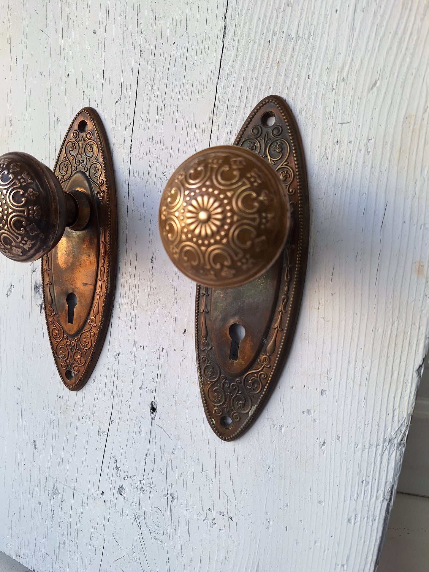 Antique Oval Backplates with Daisy Design Brass Doorknobs, Flower Design Door Hardware in Antique Bronze 040902