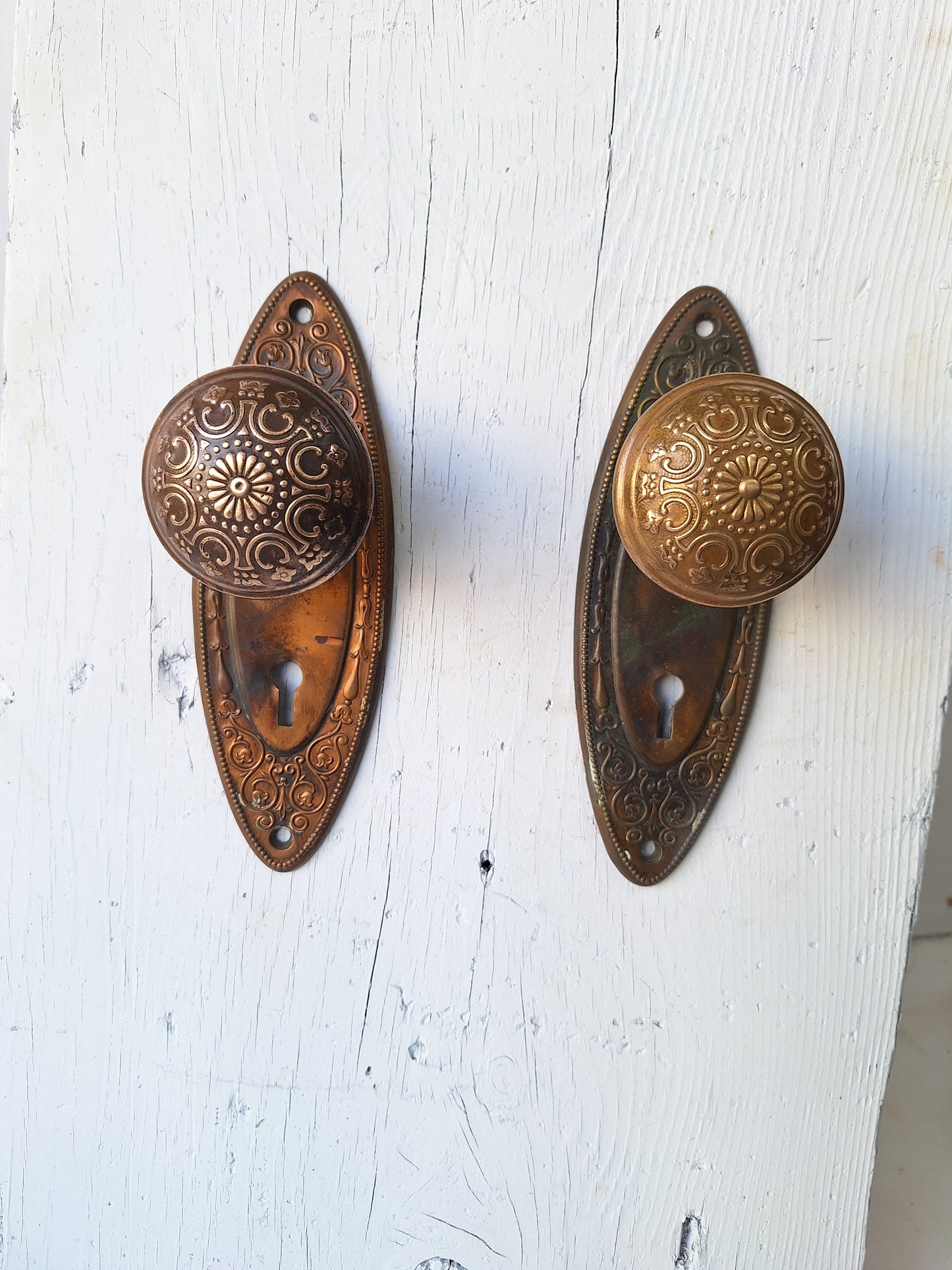 Antique Oval Backplates with Daisy Design Brass Doorknobs, Flower Design Door Hardware in Antique Bronze 040902