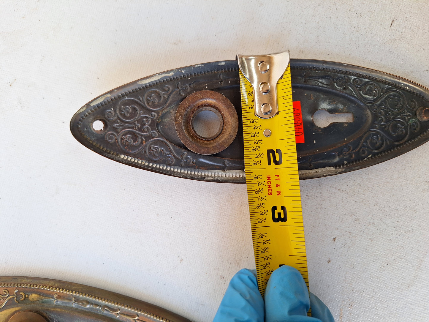 Antique Oval Backplates with Daisy Design Brass Doorknobs, Flower Design Door Hardware in Antique Bronze 040902