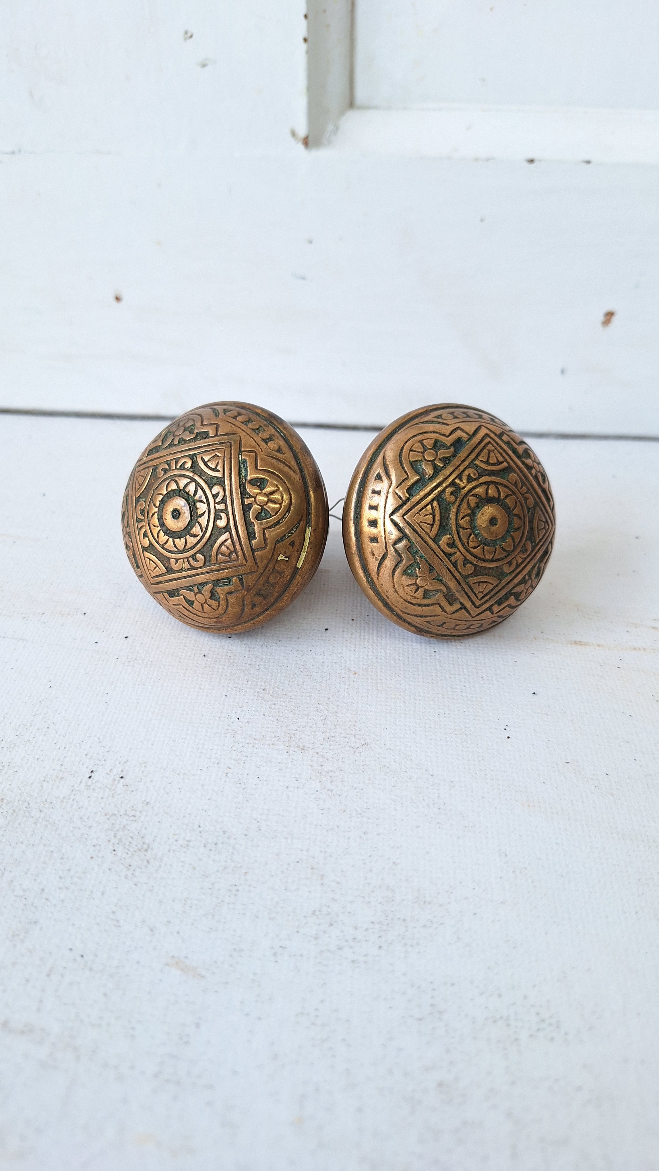 祥印、器、レトロ Eastlake Style Pair of Ornate Door Knobs, Fancy Flower Design