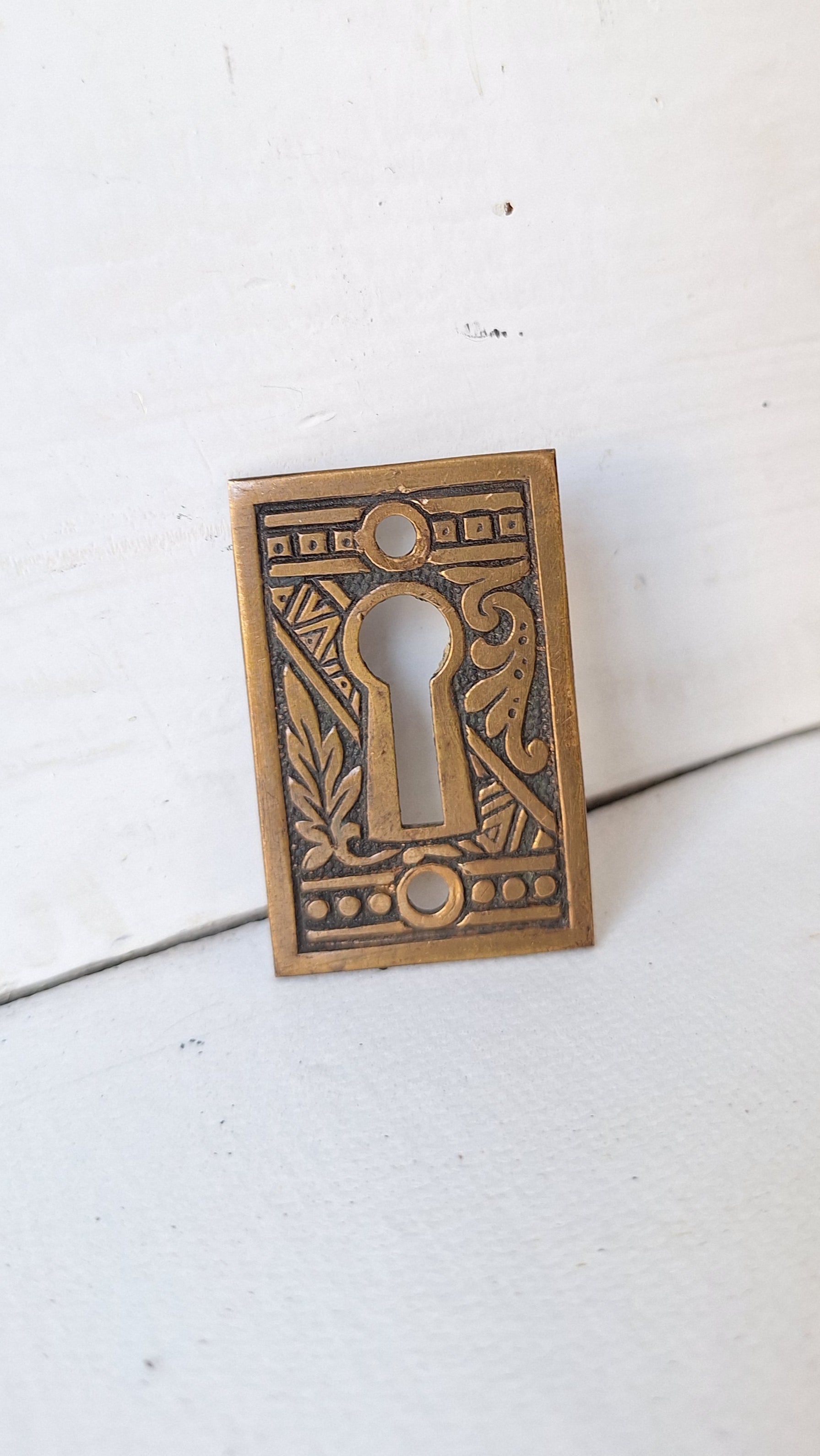 Yukata Red Bronze Keyhole Covers – 8-Pack Oval Vintage Keyhole Plates – Iron – 35x27mm – With Screws – For Cabinets, Drawers, Furniture