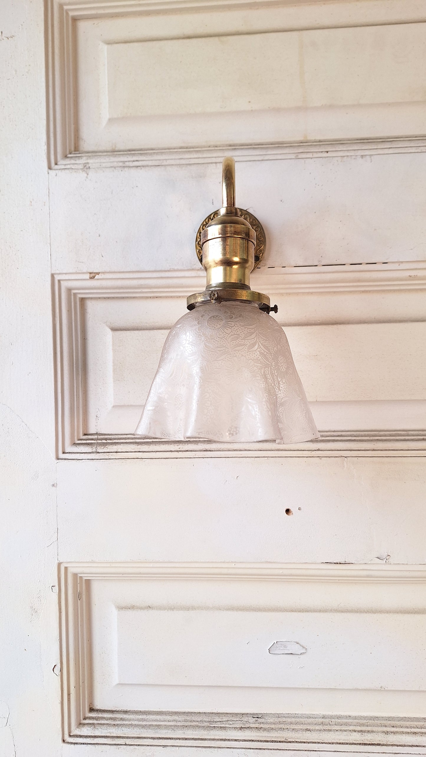 Antique Curled Arm Sconce with Etched Floral Shade, Antique Wall Sconce with Ruffled Shade, Vintage Brass Spiral Arm Sconce 031803