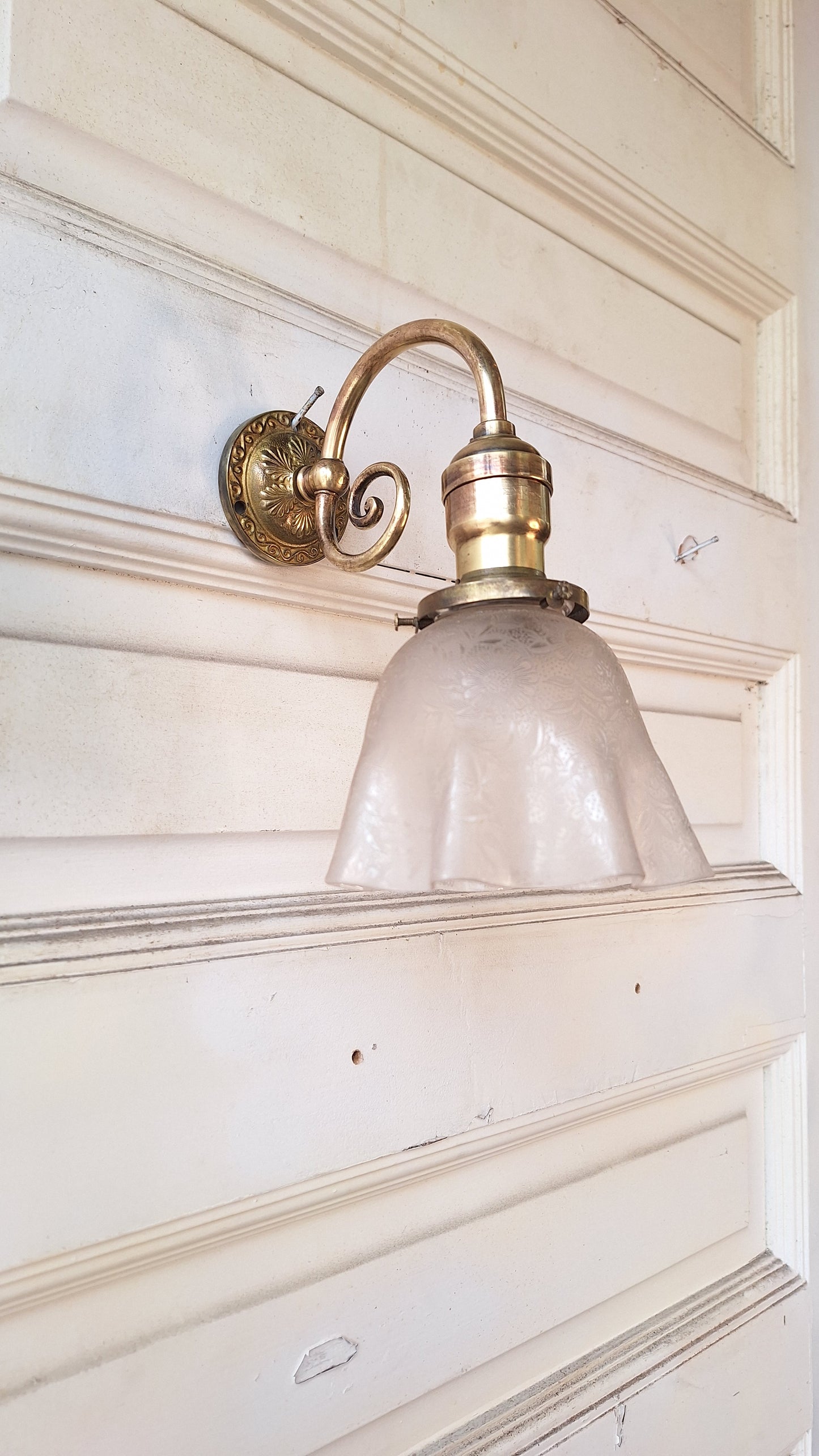 Antique Curled Arm Sconce with Etched Floral Shade, Antique Wall Sconce with Ruffled Shade, Vintage Brass Spiral Arm Sconce 031803