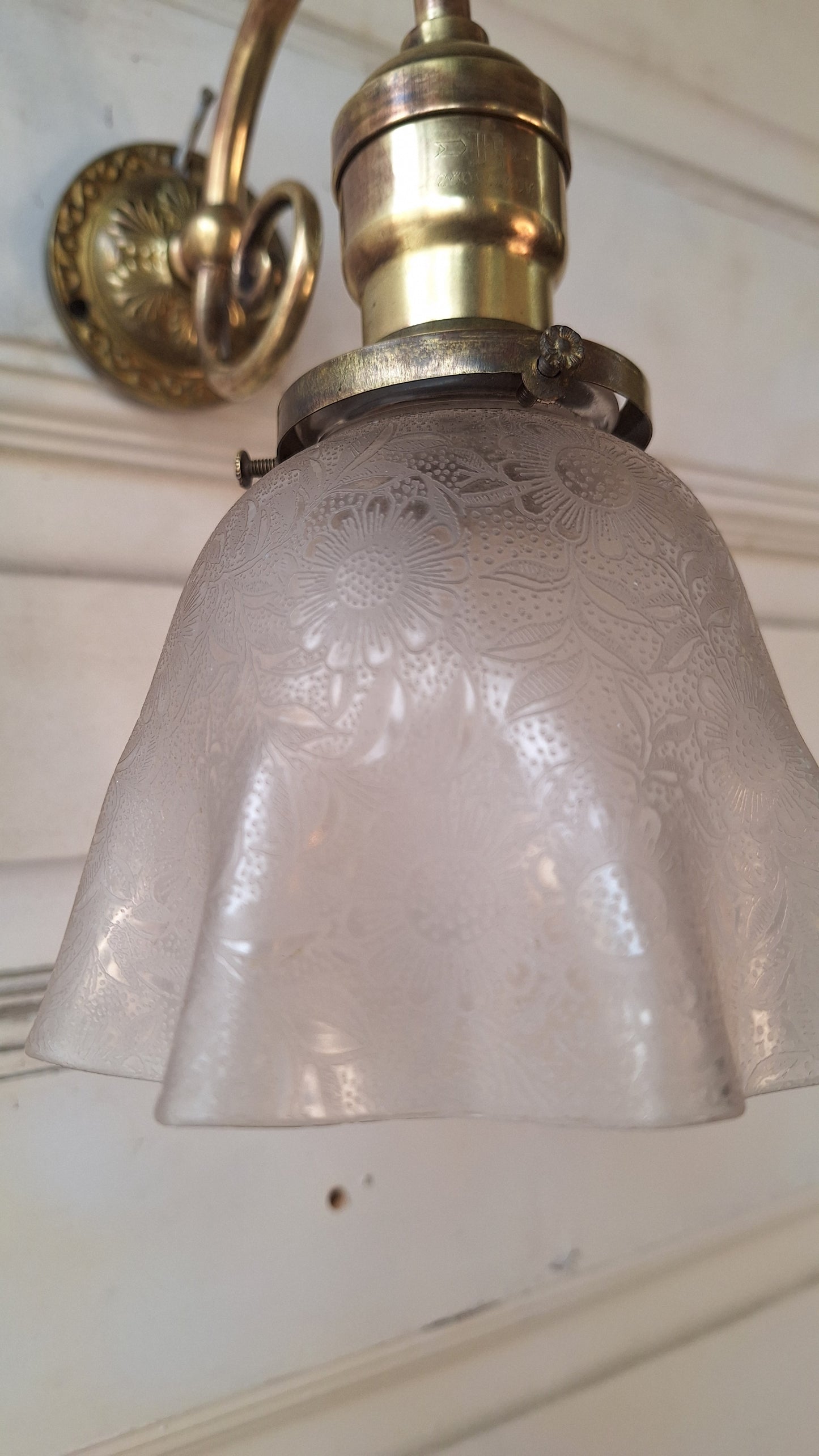 Antique Curled Arm Sconce with Etched Floral Shade, Antique Wall Sconce with Ruffled Shade, Vintage Brass Spiral Arm Sconce 031803