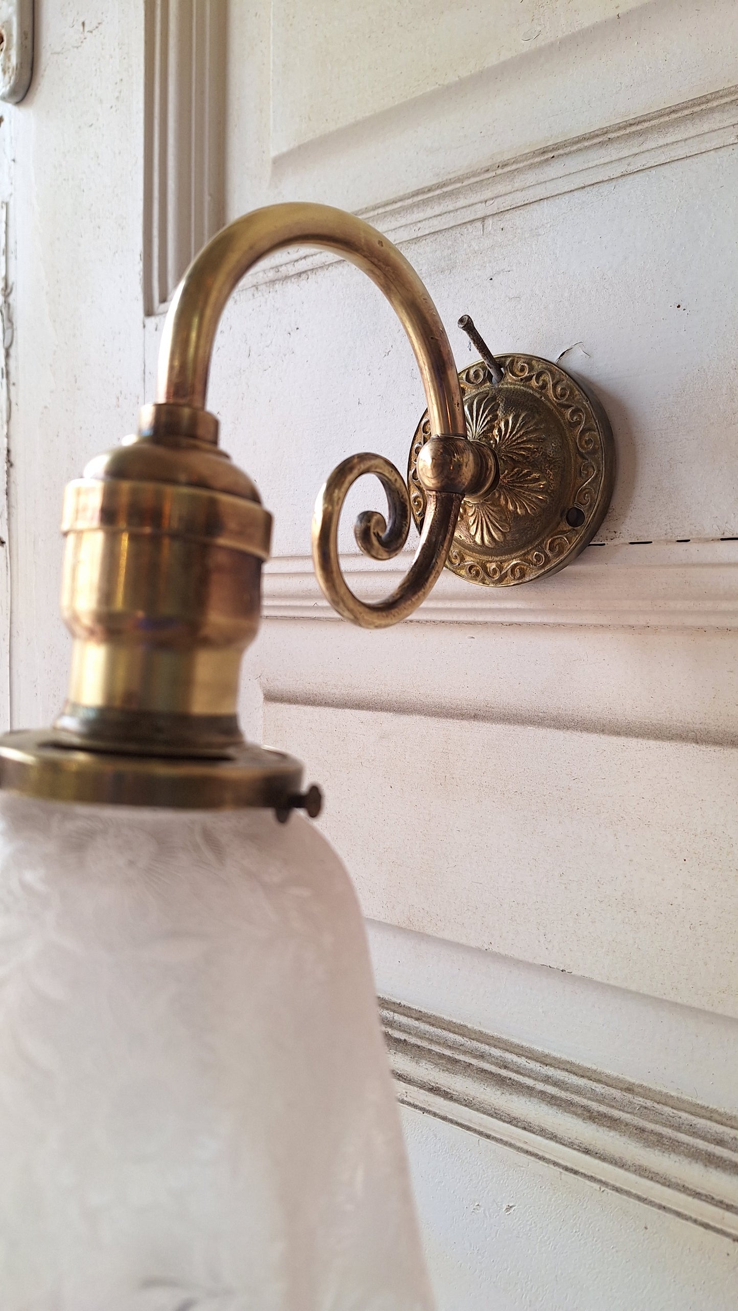 Antique Curled Arm Sconce with Etched Floral Shade, Antique Wall Sconce with Ruffled Shade, Vintage Brass Spiral Arm Sconce 031803