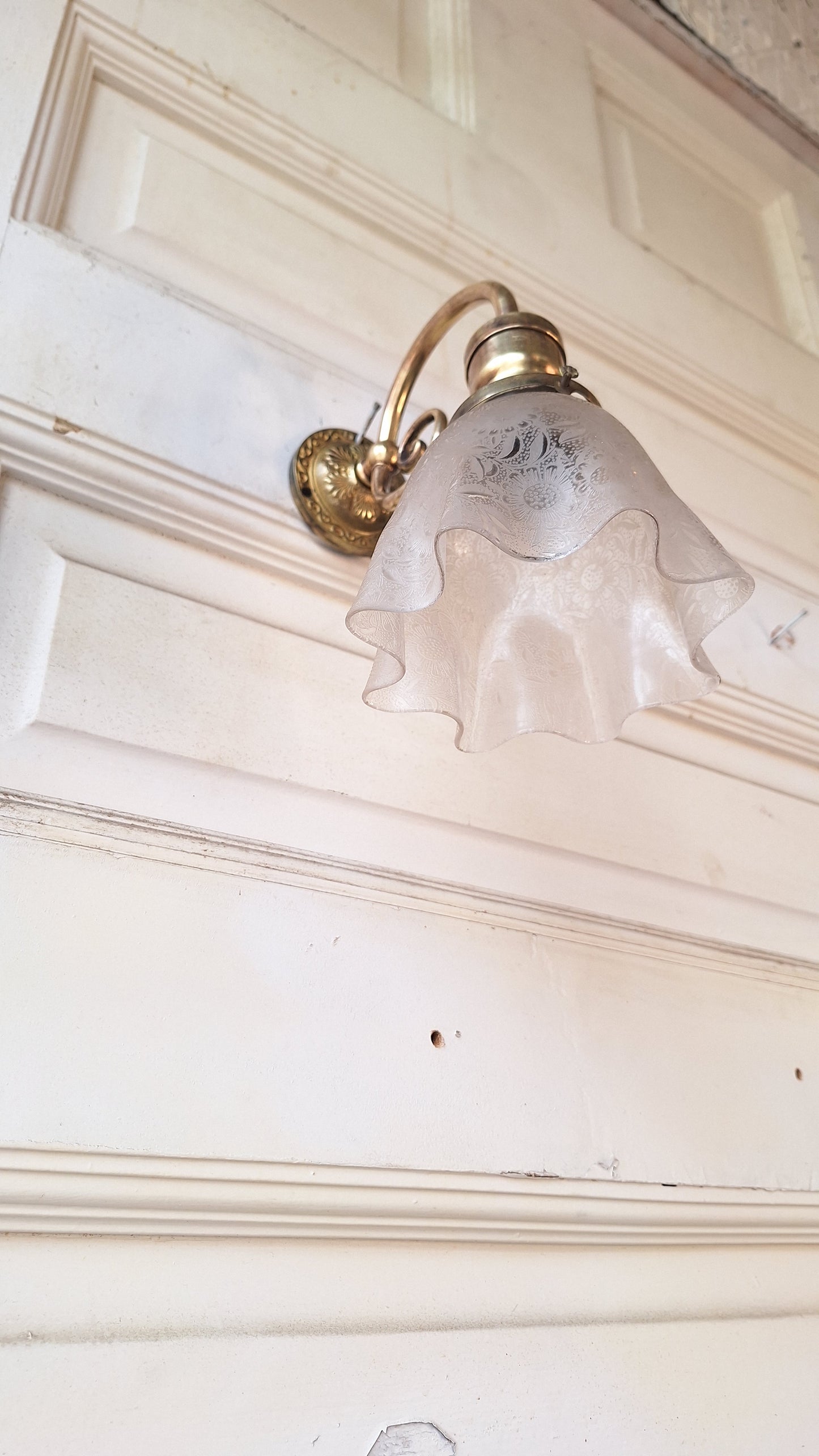 Antique Curled Arm Sconce with Etched Floral Shade, Antique Wall Sconce with Ruffled Shade, Vintage Brass Spiral Arm Sconce 031803