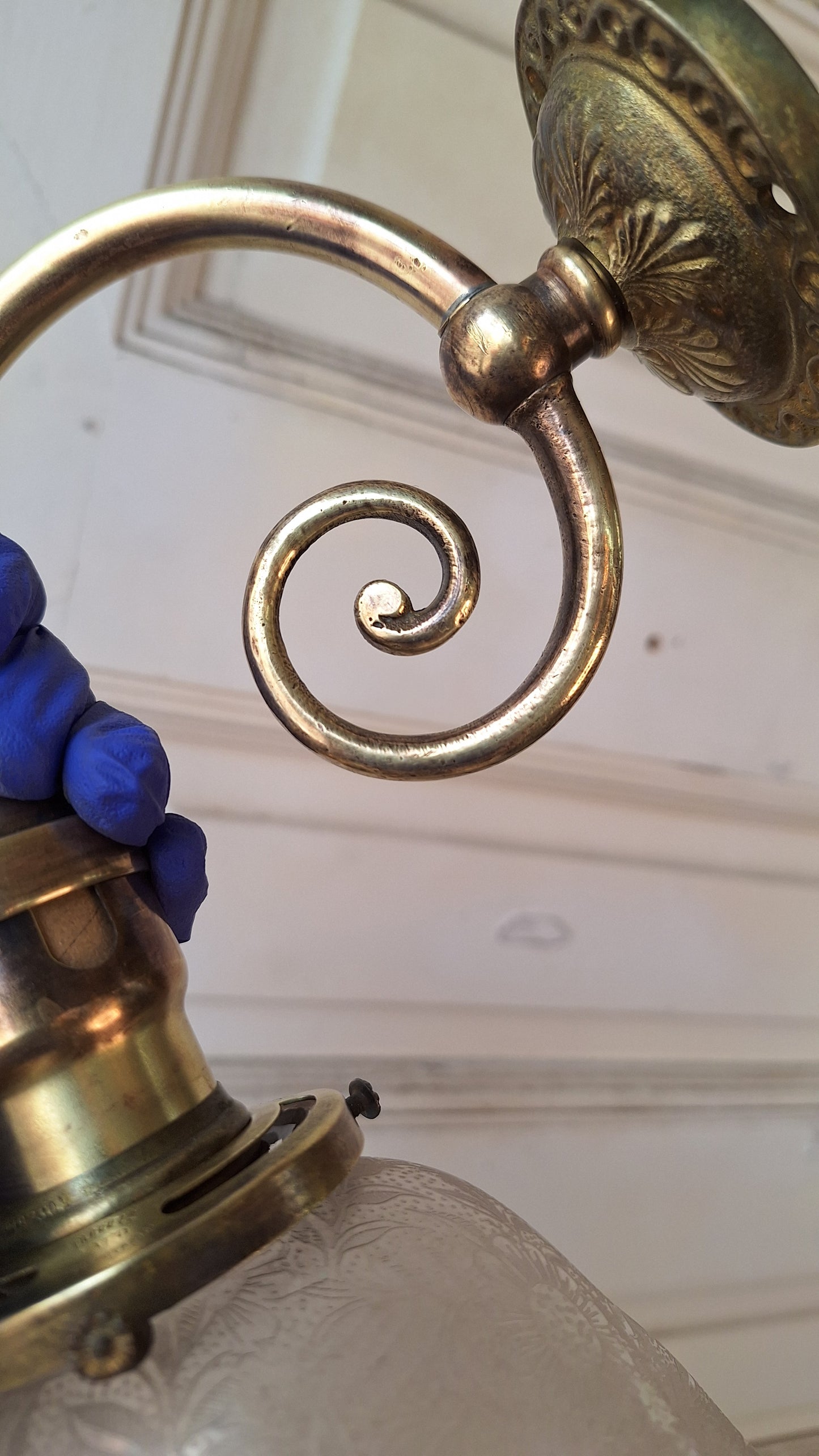 Antique Curled Arm Sconce with Etched Floral Shade, Antique Wall Sconce with Ruffled Shade, Vintage Brass Spiral Arm Sconce 031803
