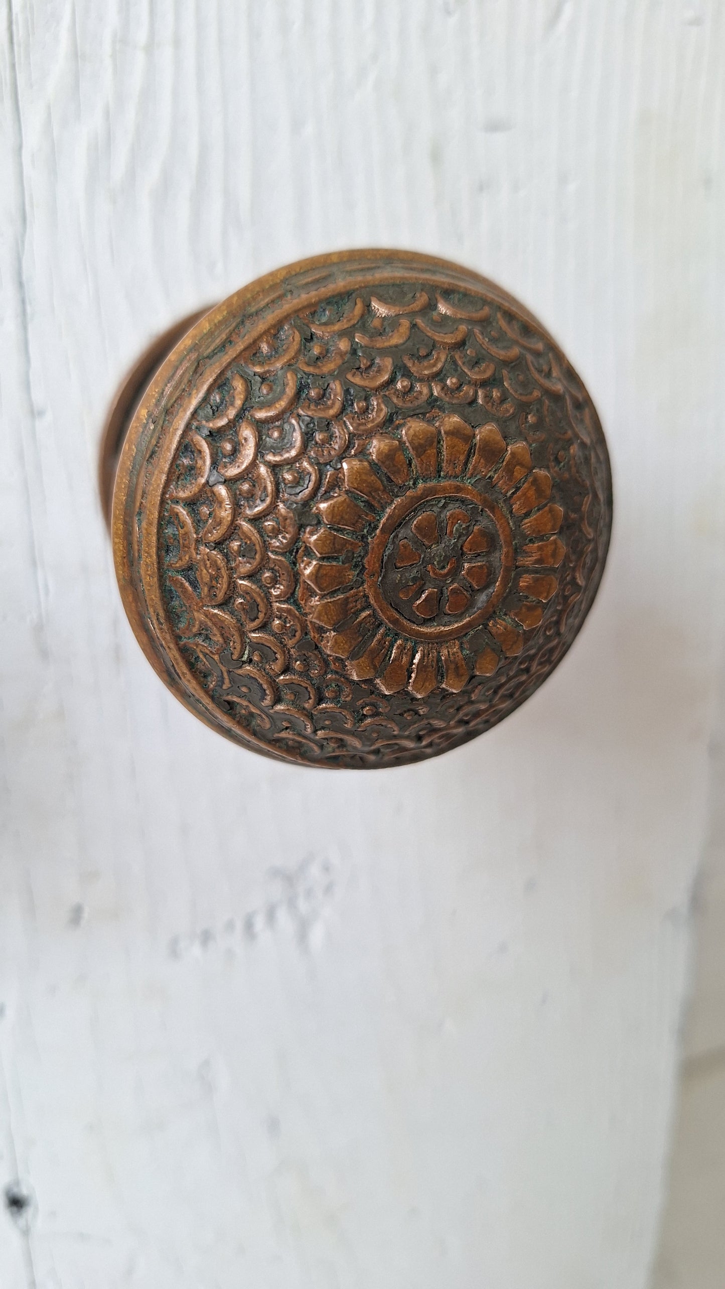 Penn Hardware Daisy Design Doorknobs and Rosetes, Solid Bronze Ornate Doorknobs with Fish Scale Pattern 040209