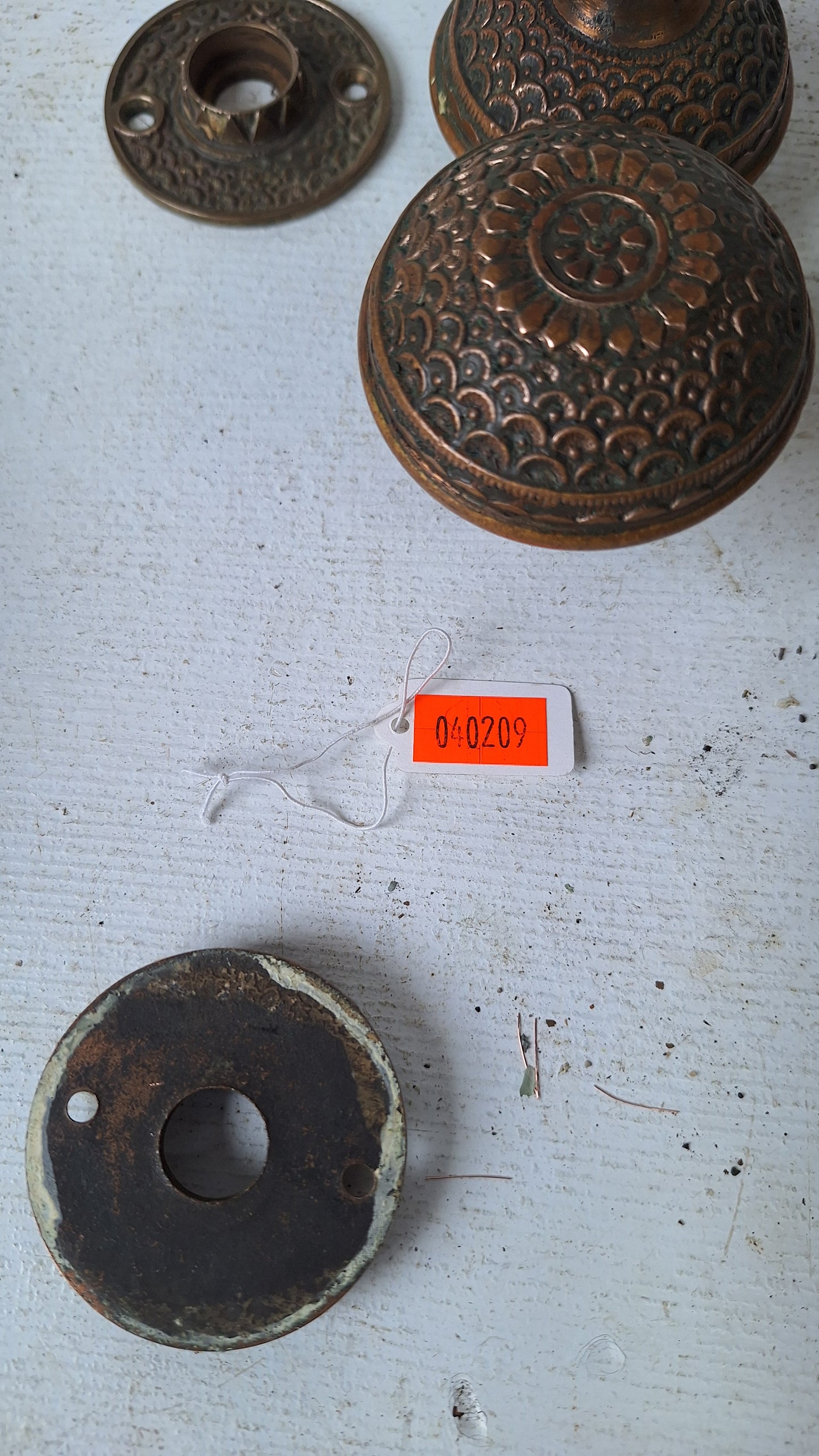Penn Hardware Daisy Design Doorknobs and Rosetes, Solid Bronze Ornate Doorknobs with Fish Scale Pattern 040209
