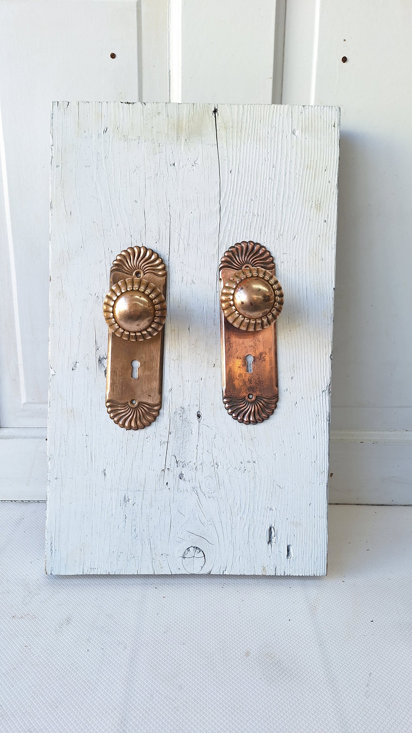 Fan Style Antique Brass Doorknobs and Backplates, Radial Design Knobs and Plates 040802