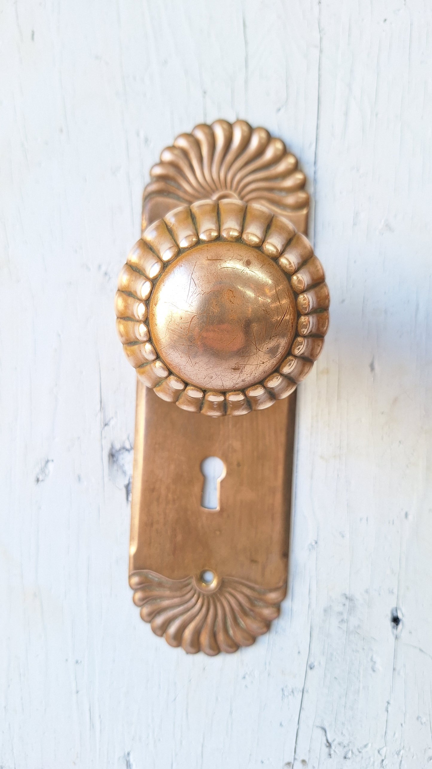 Fan Style Antique Brass Doorknobs and Backplates, Radial Design Knobs and Plates 040802
