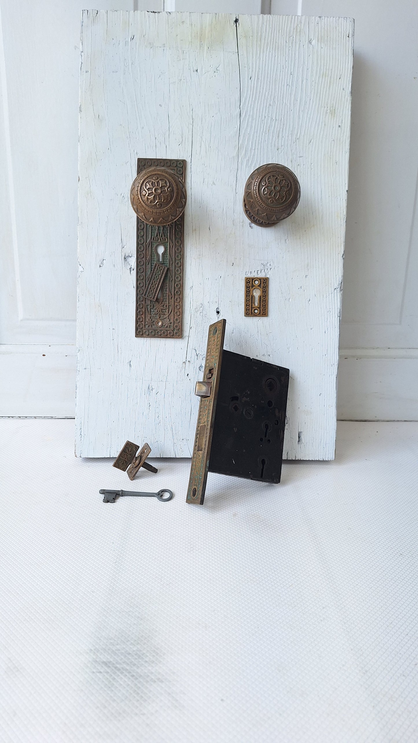 Complete Entry Knob & Plate Set, Front Door Knobs and Backplates, Double Keyhole Large Entry Doorknob, Front Door Knob and Escutcheon 041002
