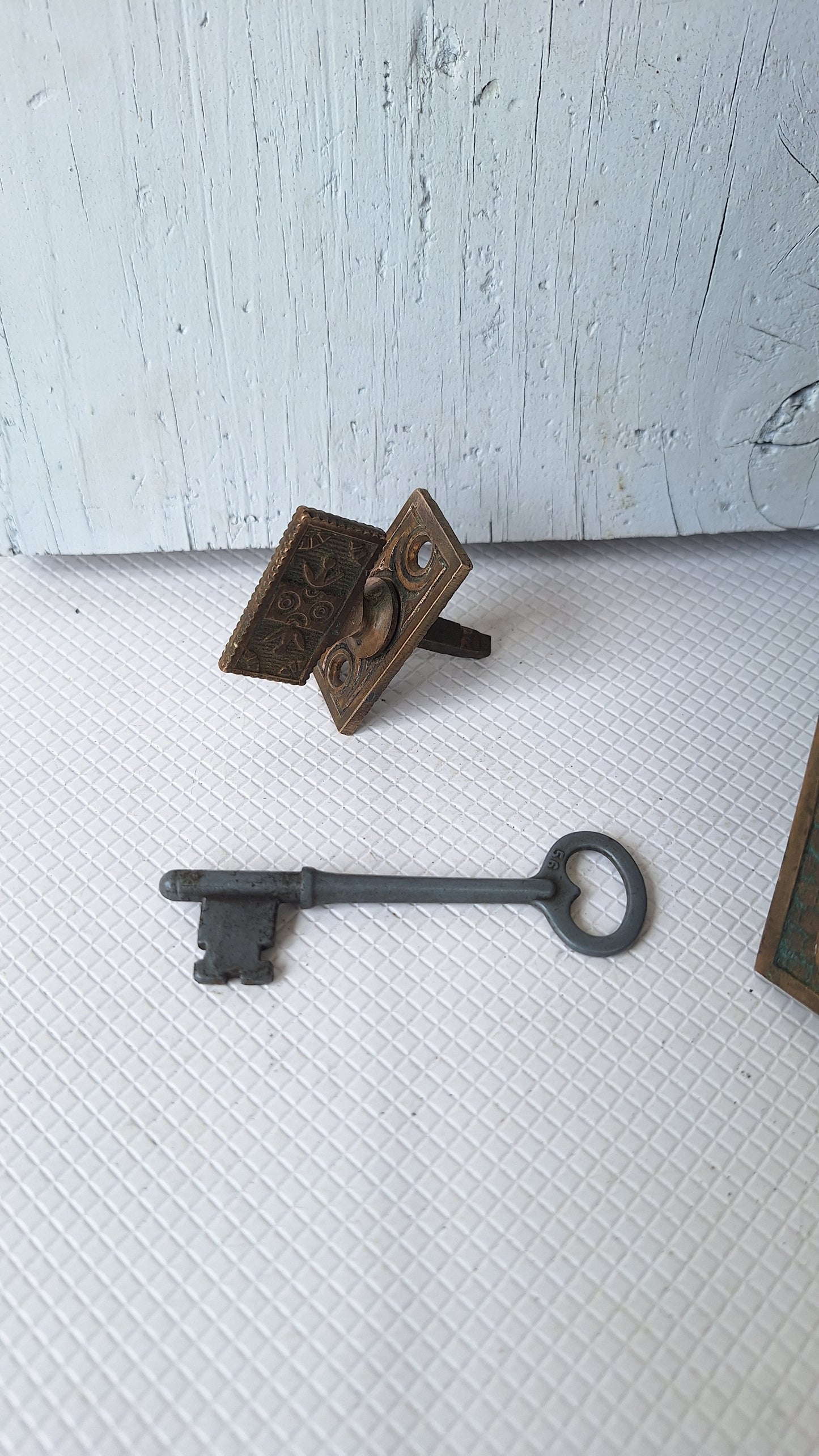 Complete Entry Knob & Plate Set, Front Door Knobs and Backplates, Double Keyhole Large Entry Doorknob, Front Door Knob and Escutcheon 041002