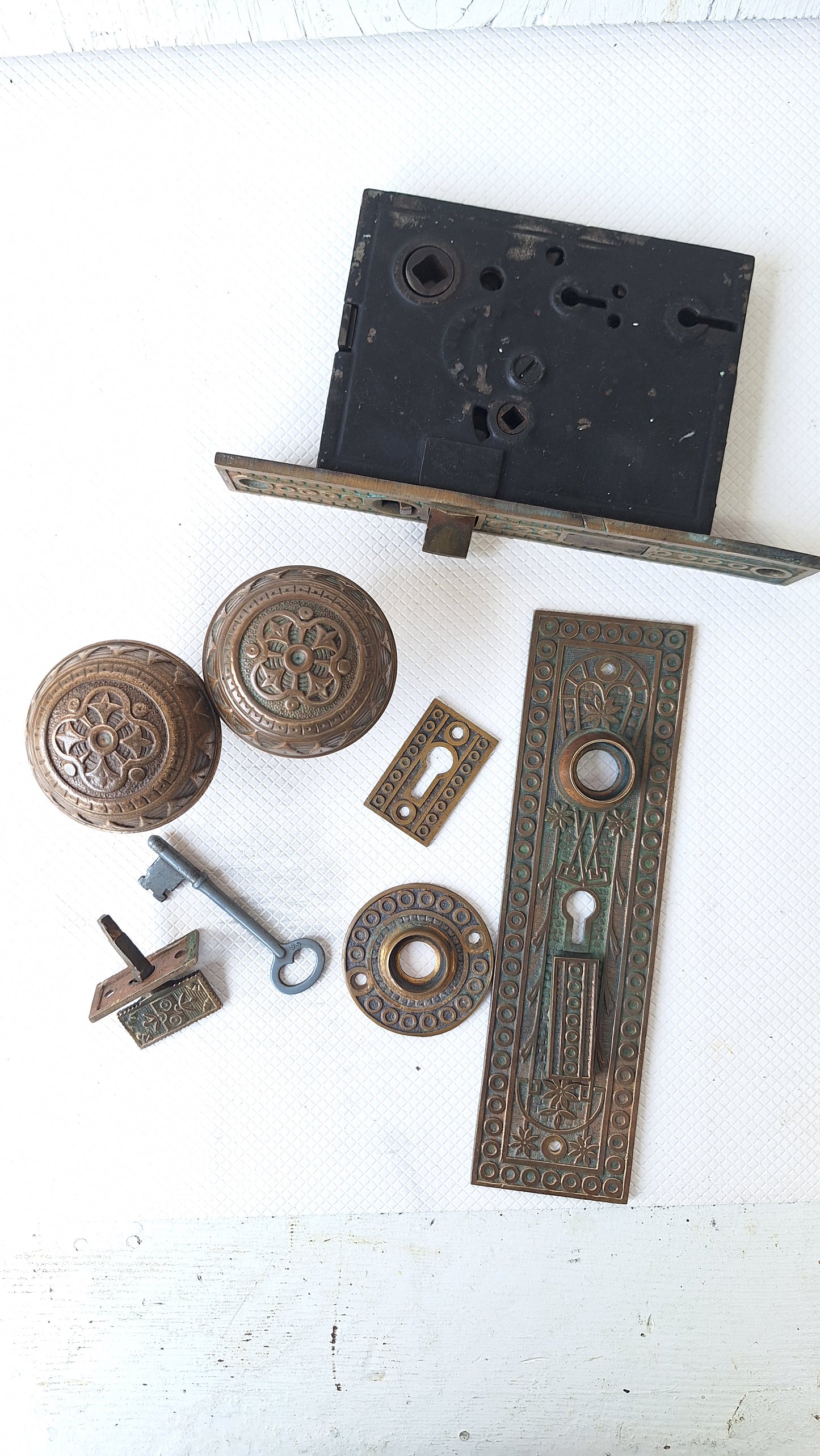 Complete Entry Knob & Plate Set, Front Door Knobs and Backplates, Double Keyhole Large Entry Doorknob, Front Door Knob and Escutcheon 041002