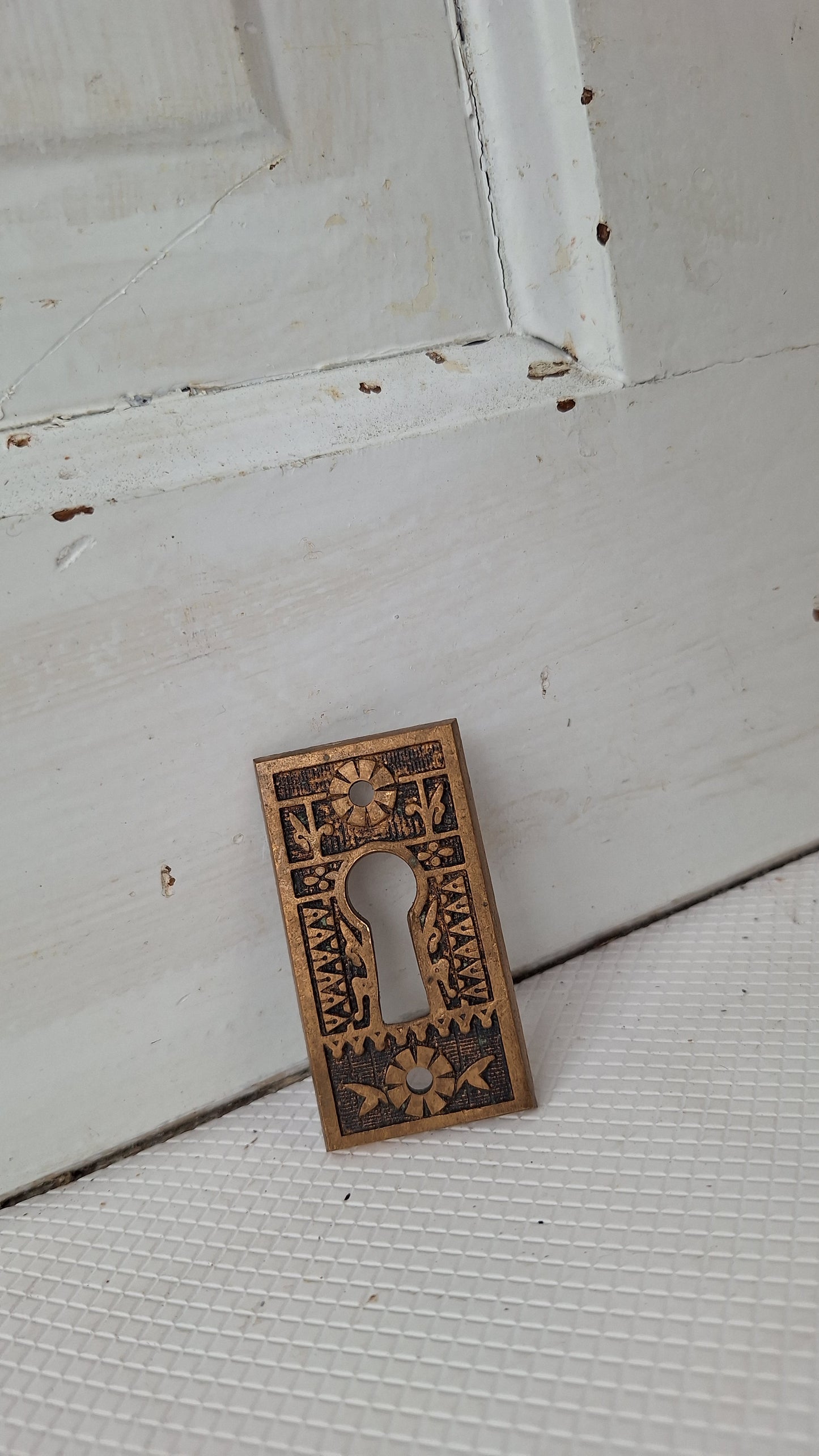 Single Ornate Design Escutcheon, Eastlake Design Antique Brass Keyhole, Bronze Key Plate, Antique Key Hole Covers 041706