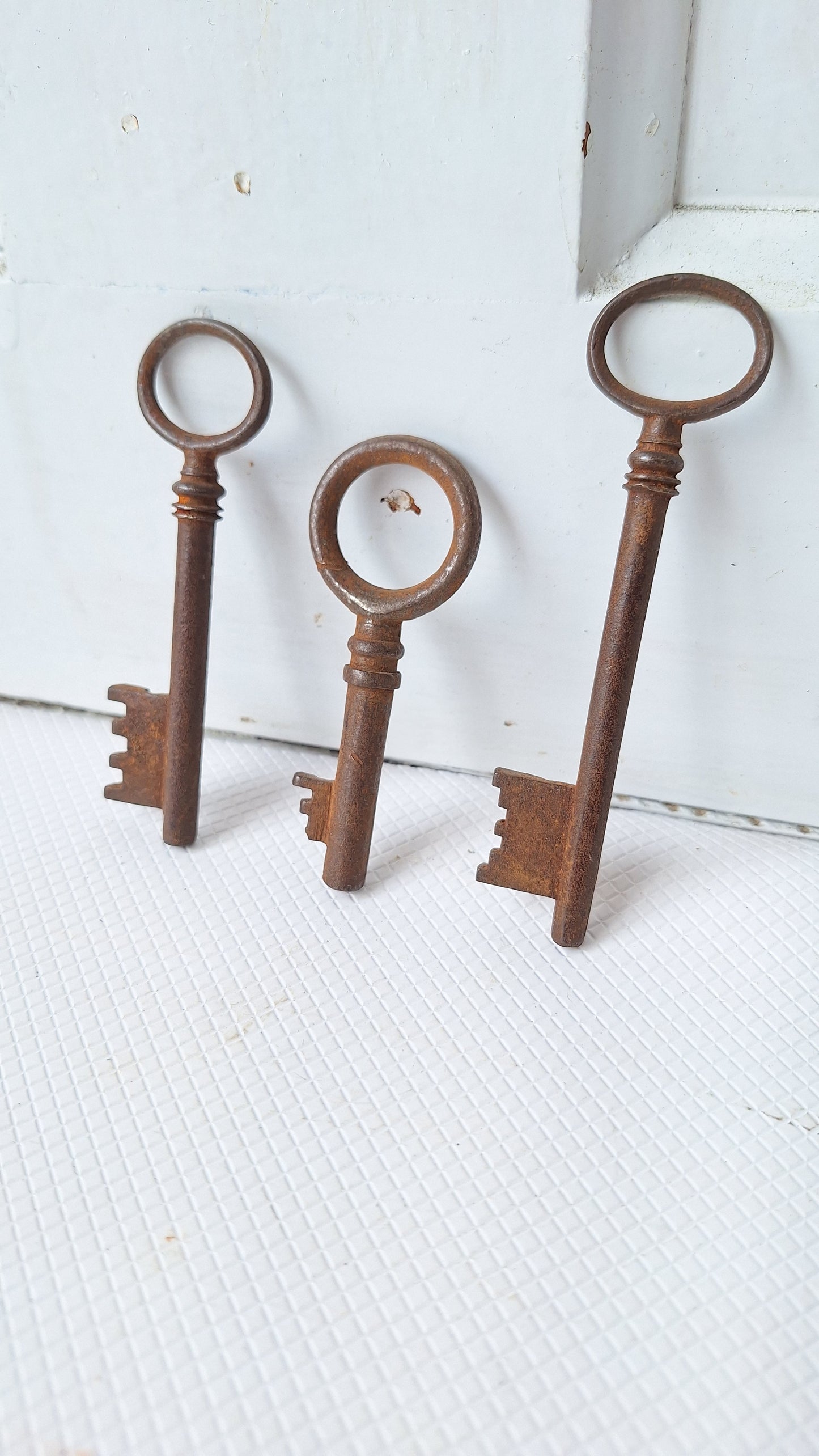 3 Cast Iron Keys, Vintage Skeleton Keys, Antique Skeleton Key, Antique Keys, Vintage Keys, Antique Door Keys, Old Rustic Fancy Keys 041803