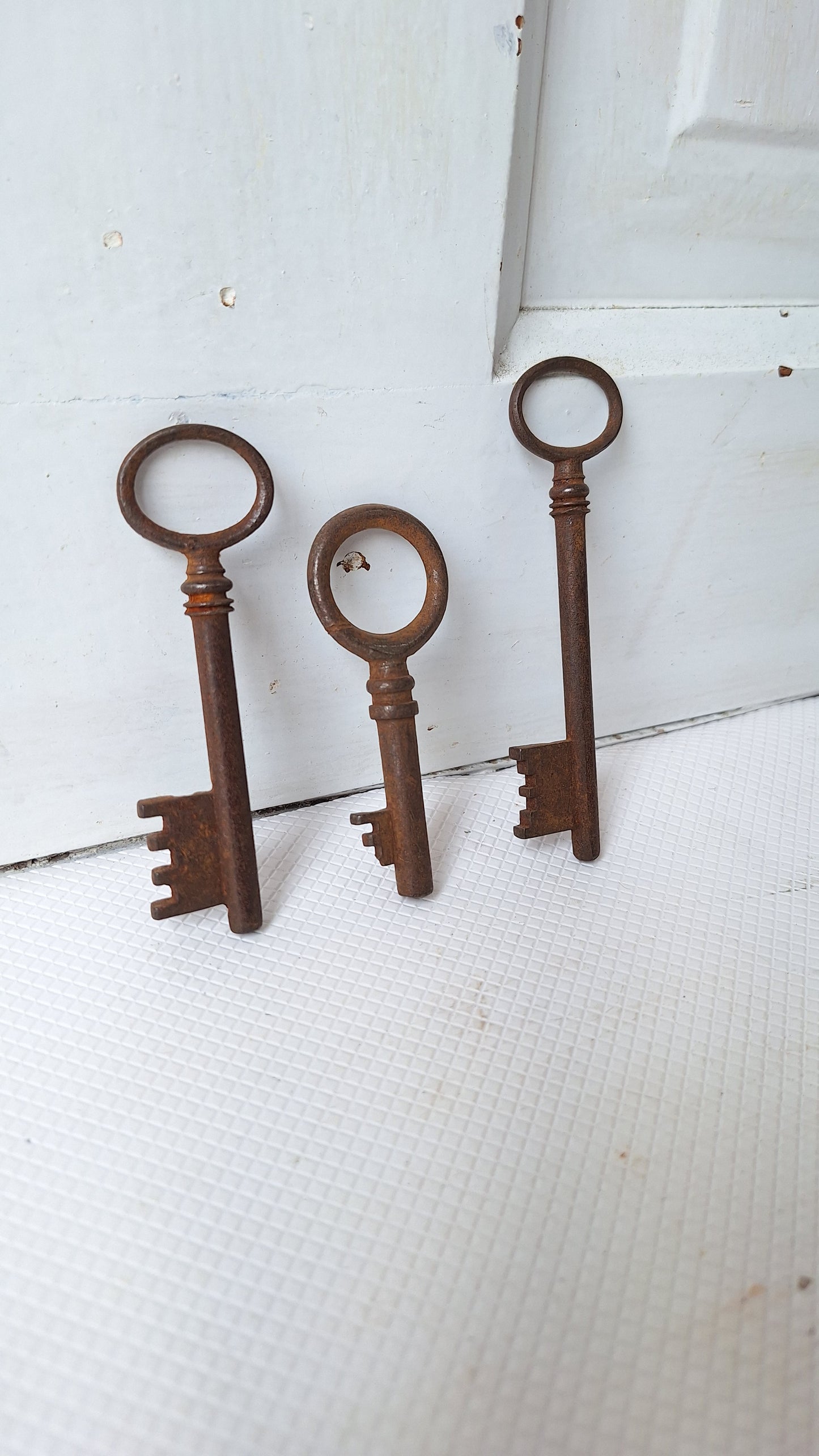 3 Cast Iron Keys, Vintage Skeleton Keys, Antique Skeleton Key, Antique Keys, Vintage Keys, Antique Door Keys, Old Rustic Fancy Keys 041803