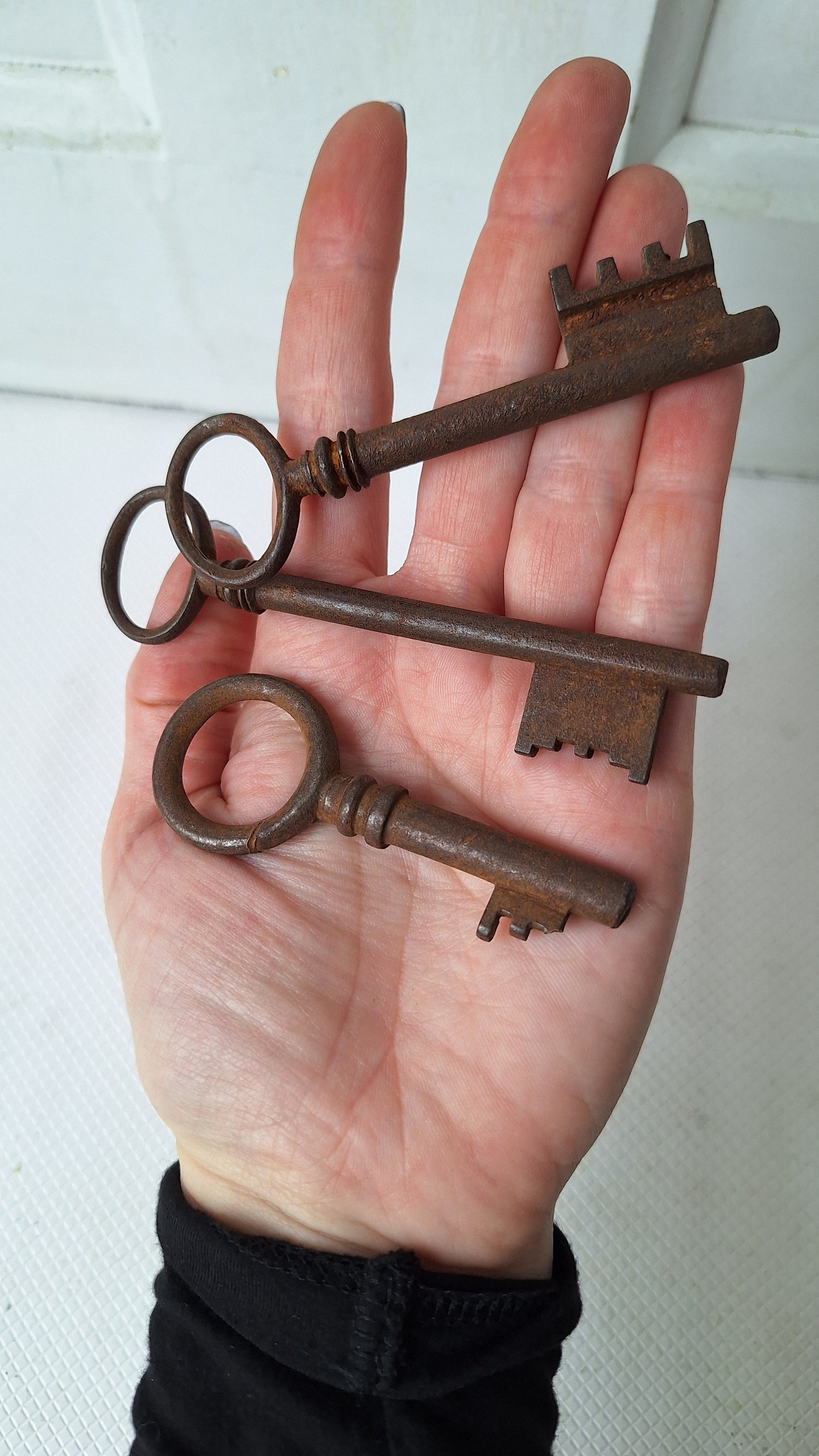 3 Cast Iron Keys, Vintage Skeleton Keys, Antique Skeleton Key, Antique Keys, Vintage Keys, Antique Door Keys, Old Rustic Fancy Keys 041803