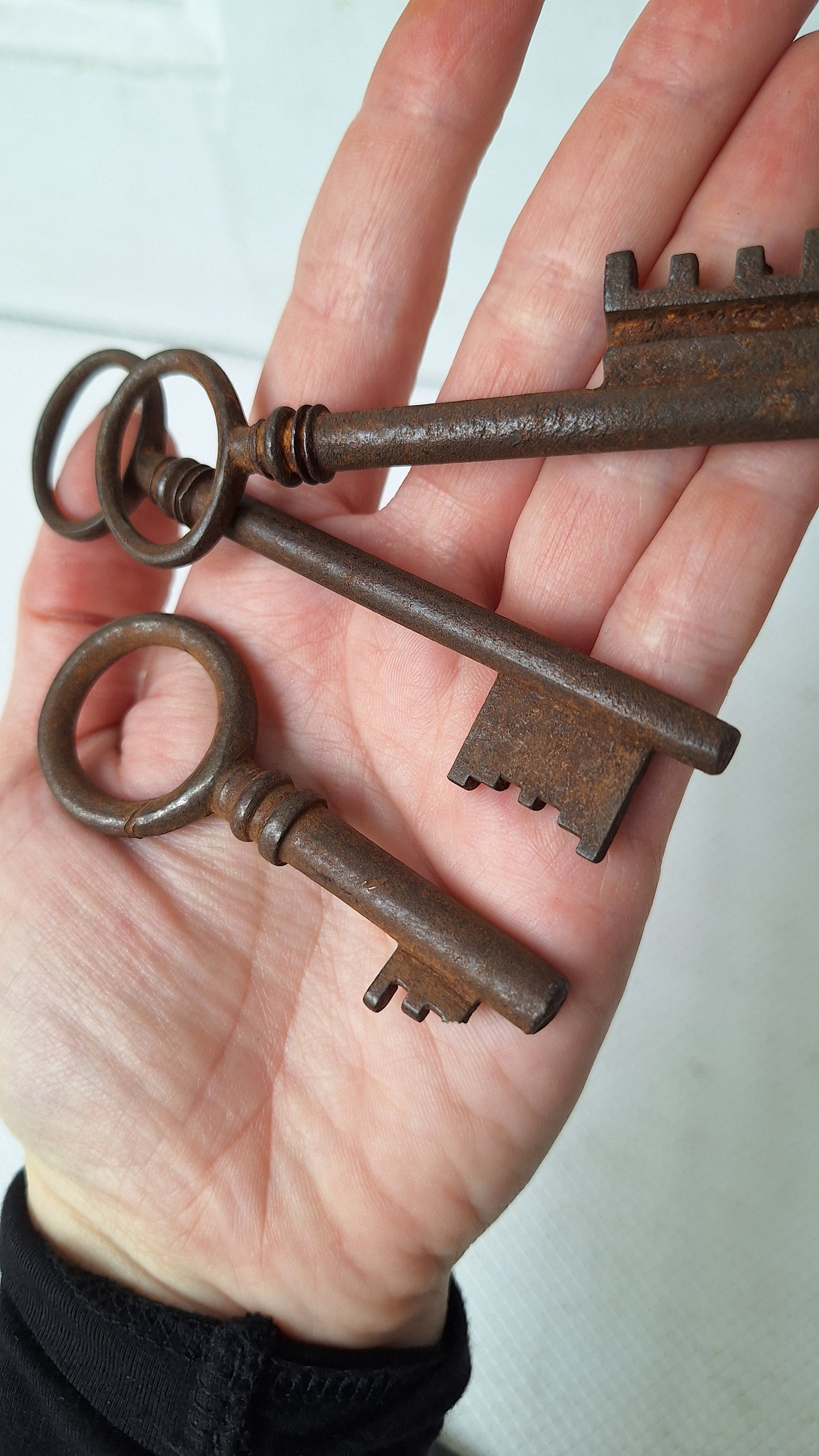 3 Cast Iron Keys, Vintage Skeleton Keys, Antique Skeleton Key, Antique Keys, Vintage Keys, Antique Door Keys, Old Rustic Fancy Keys 041803