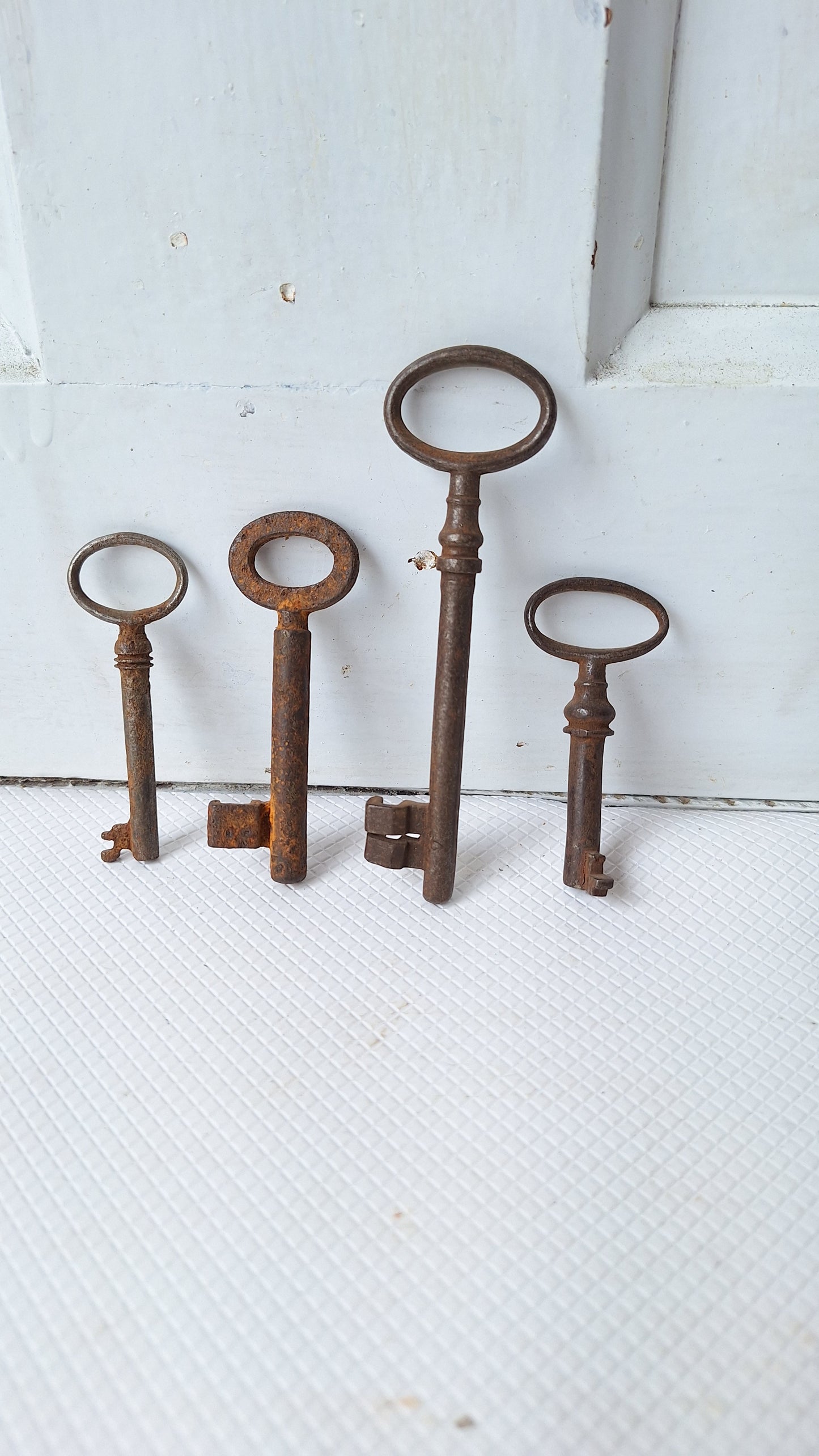 Set Of Four Antique Cast Iron Skeleton Keys, Large Antique Skeleton Key Set 041804