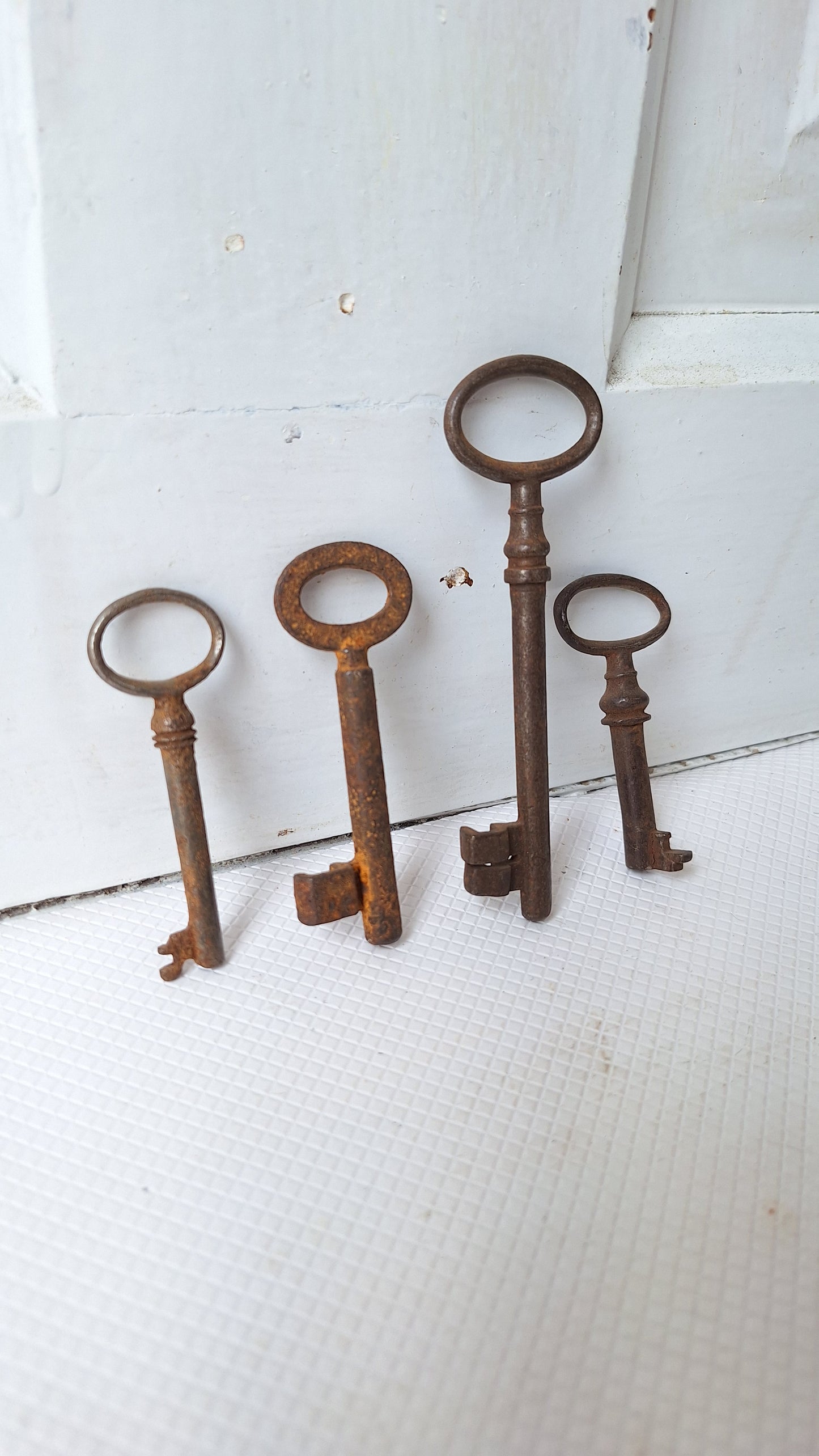 Set Of Four Antique Cast Iron Skeleton Keys, Large Antique Skeleton Key Set 041804