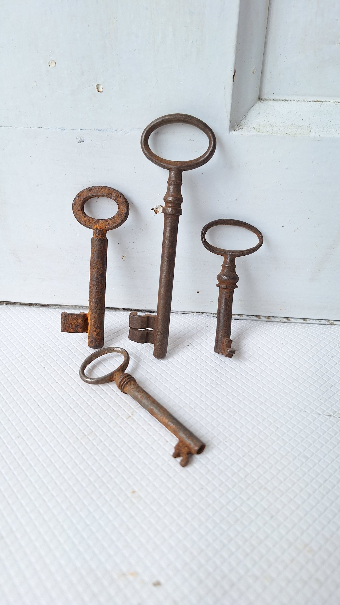 Set Of Four Antique Cast Iron Skeleton Keys, Large Antique Skeleton Key Set 041804