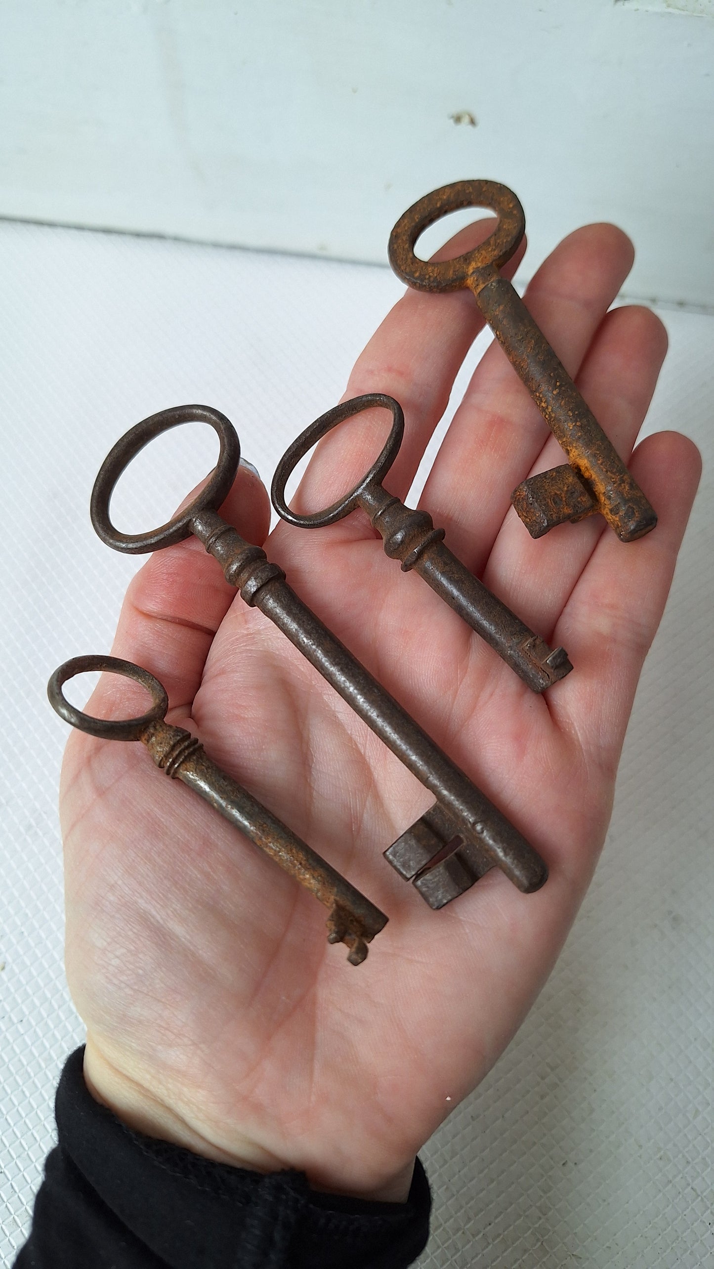 Set Of Four Antique Cast Iron Skeleton Keys, Large Antique Skeleton Key Set 041804