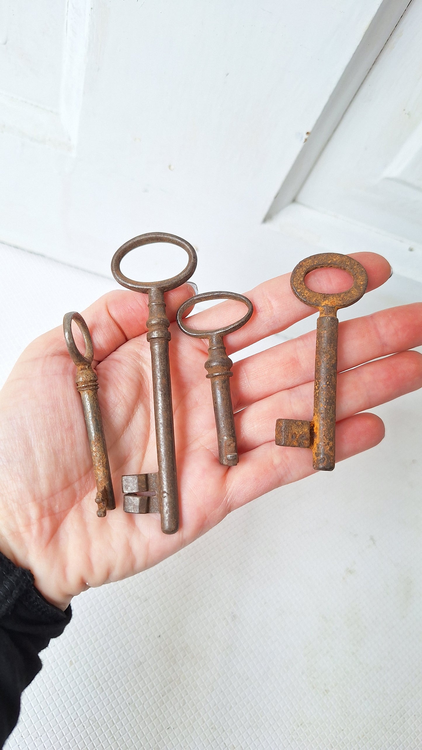 Set Of Four Antique Cast Iron Skeleton Keys, Large Antique Skeleton Key Set 041804