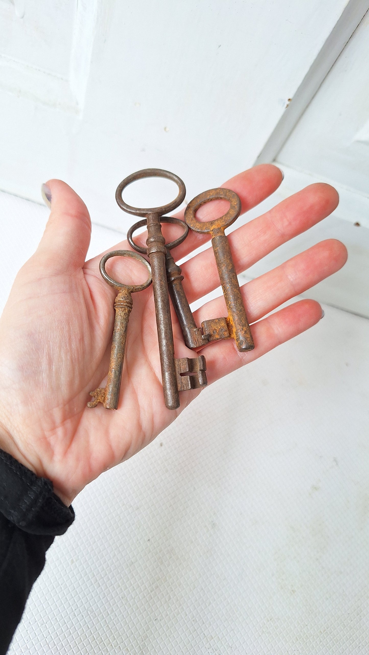 Set Of Four Antique Cast Iron Skeleton Keys, Large Antique Skeleton Key Set 041804