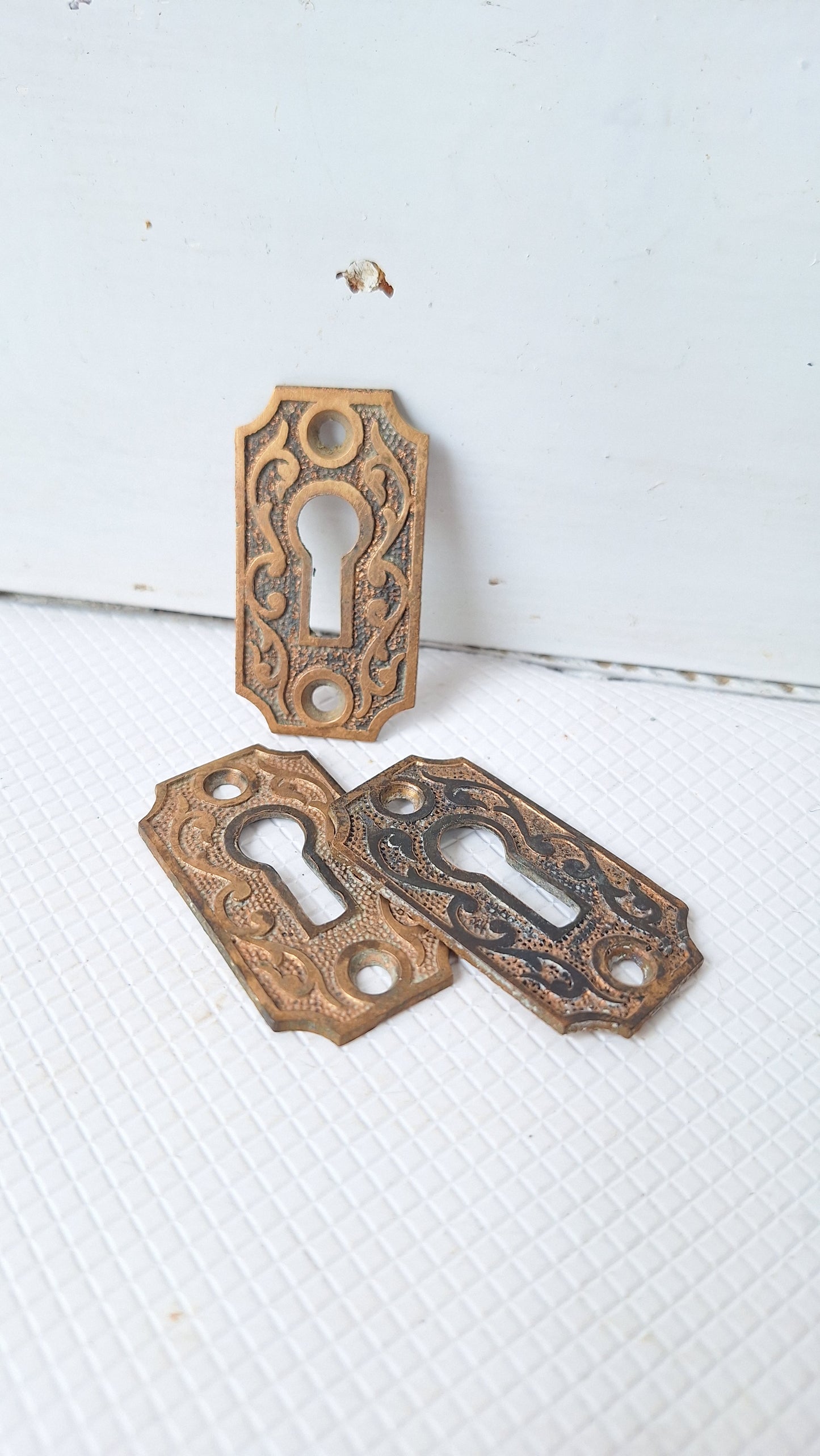 One Victorian Escutcheon, Bronze Key Hole Cover Plate, Fancy Scroll Design 041805