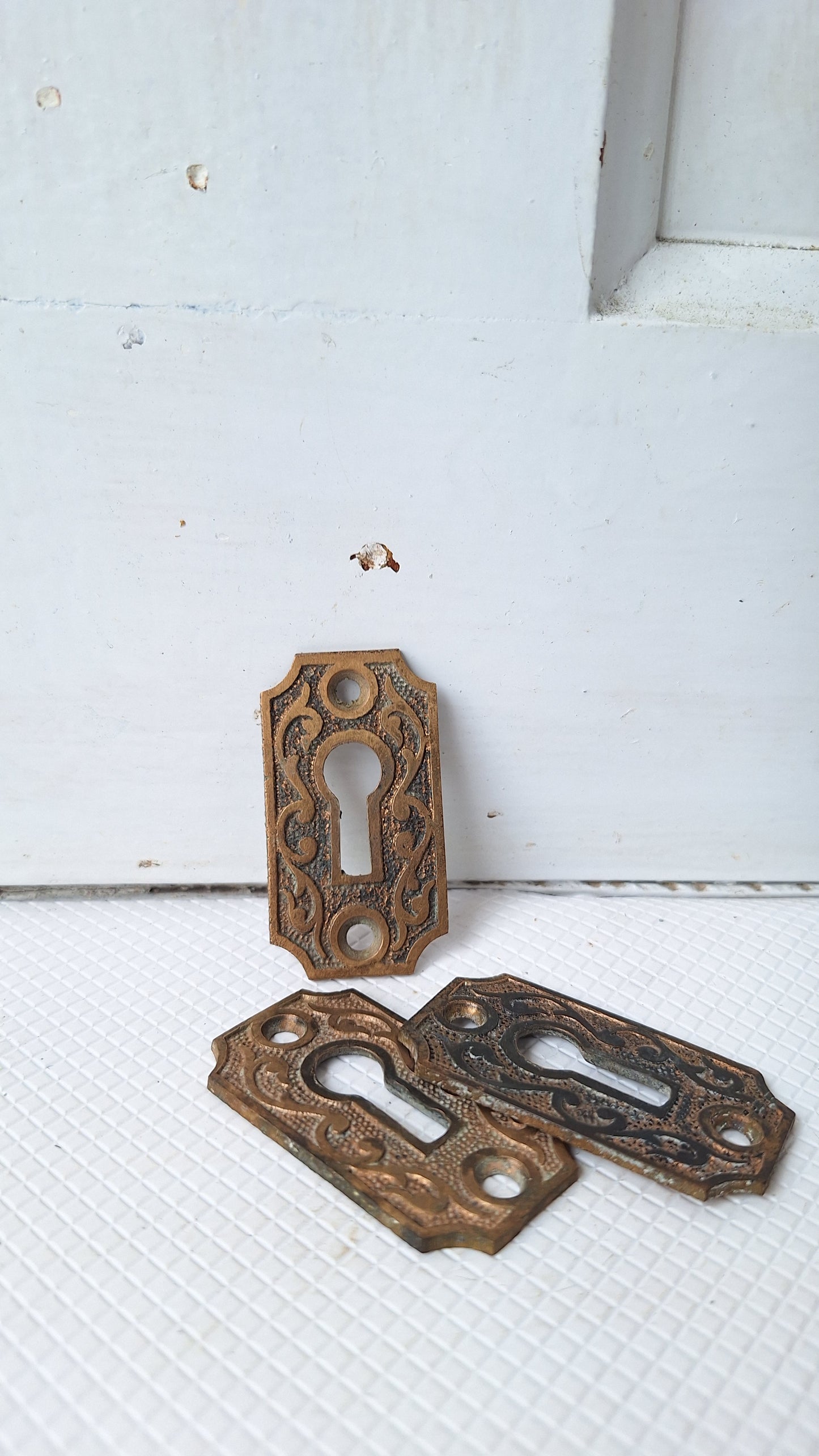 One Victorian Escutcheon, Bronze Key Hole Cover Plate, Fancy Scroll Design 041805