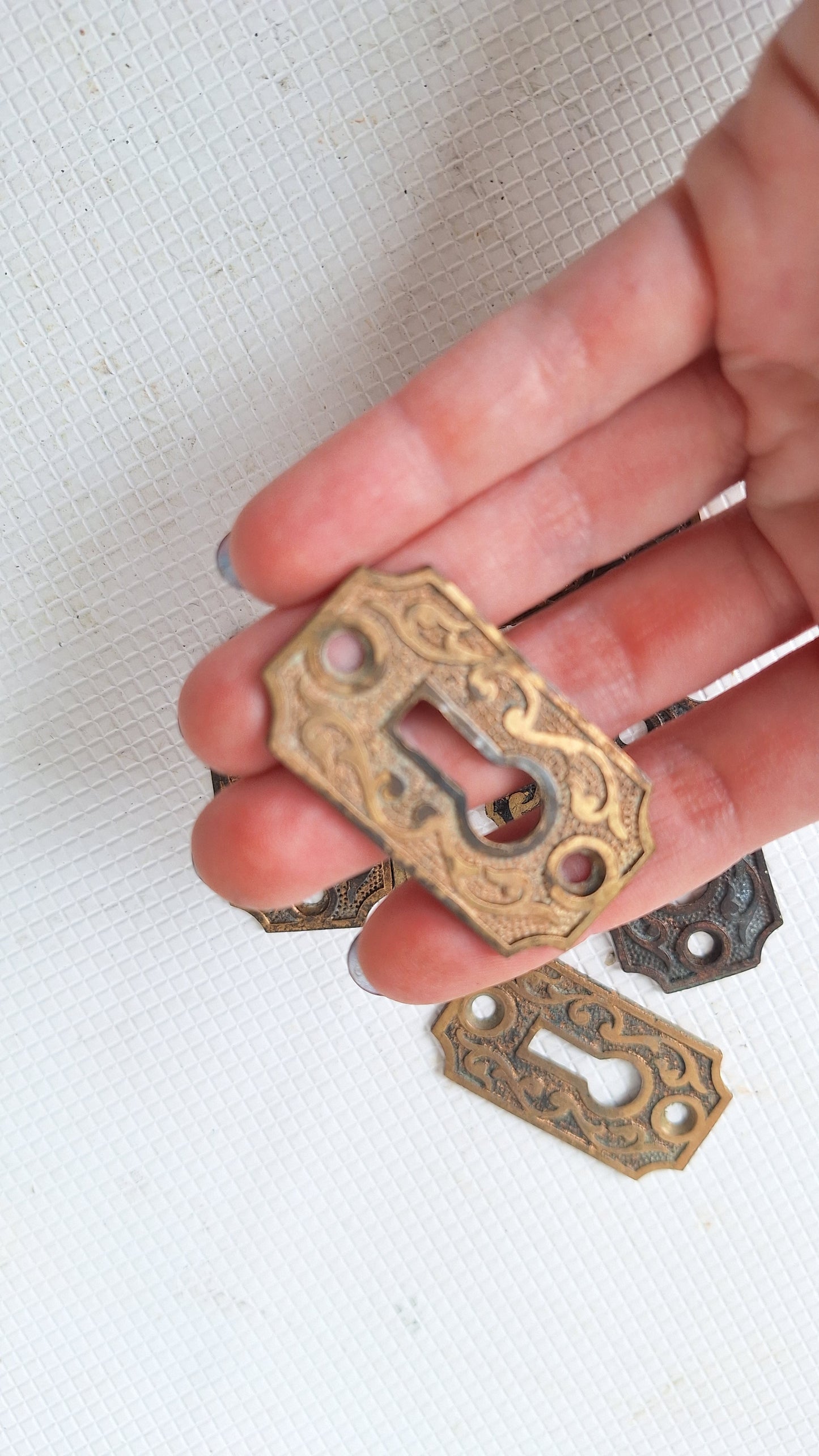 One Victorian Escutcheon, Bronze Key Hole Cover Plate, Fancy Scroll Design 041805