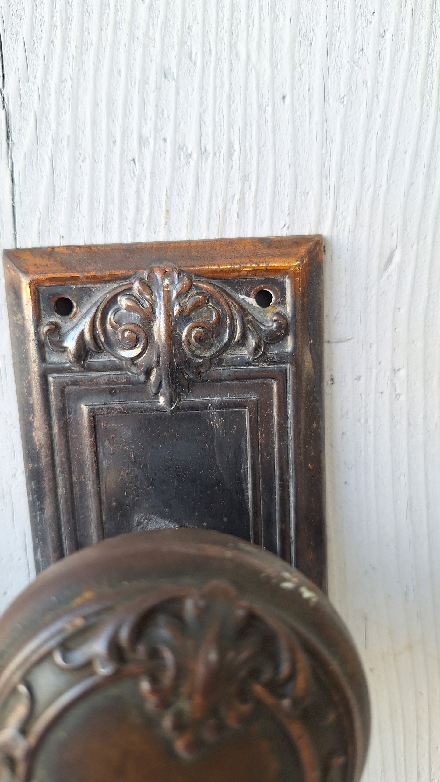 Floral Pattern Door Hardware Set, Locris Pattern by Reading, Antique Steel Design Back Plate and Doorknob Set 042403