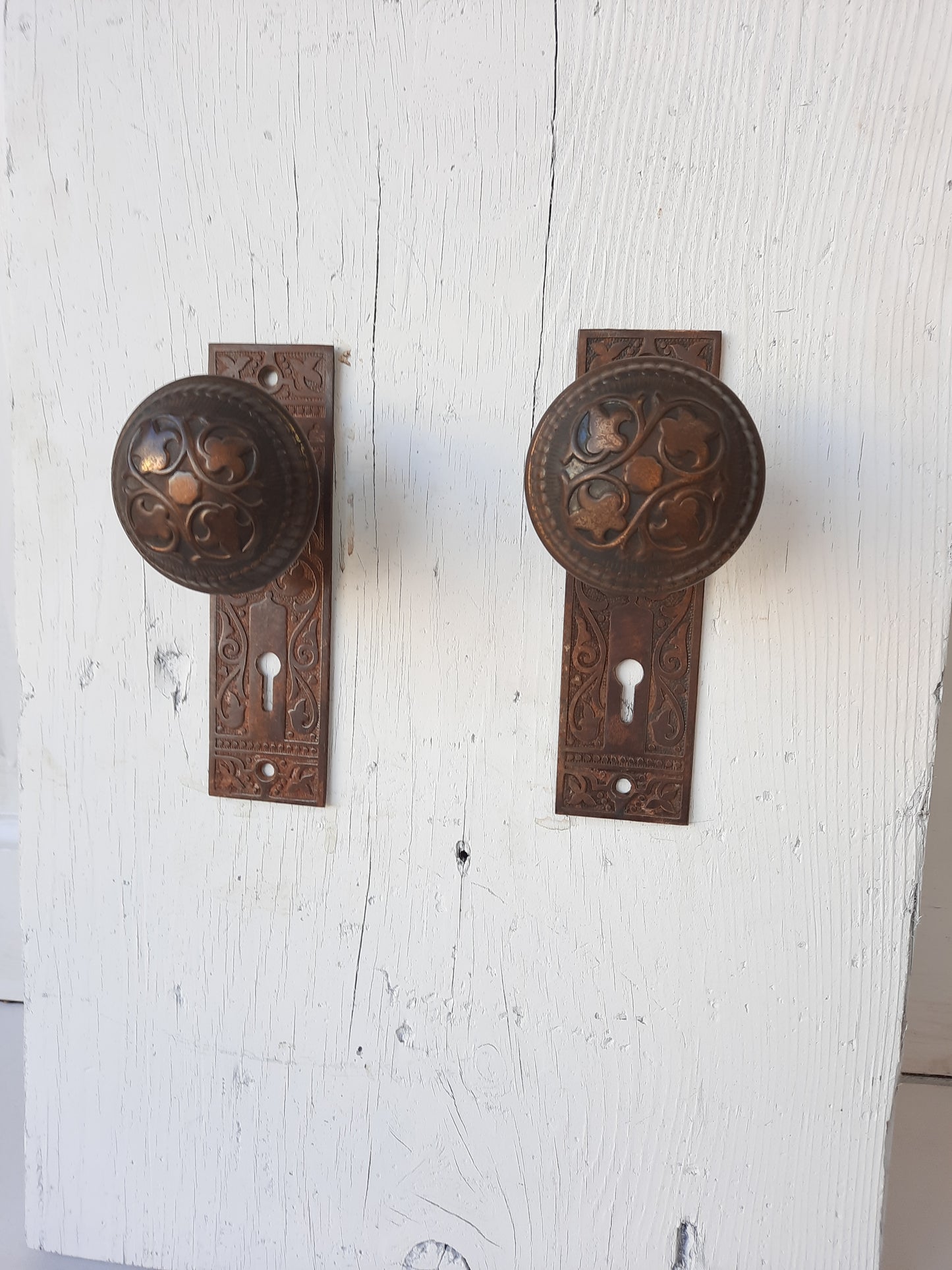 Amarat Pattern Set of Doorknobs and Backplates, Leaf Design Antique Door Knob and Plates 121405