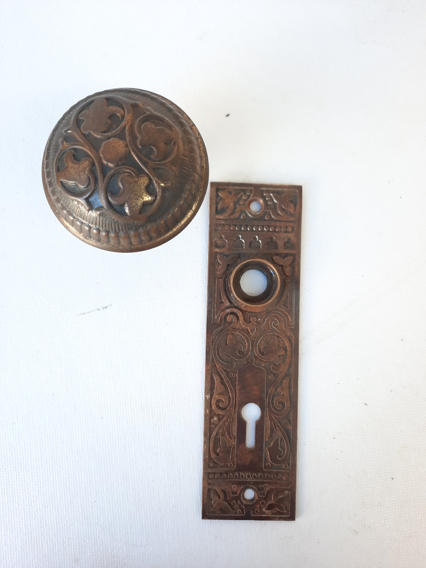 Amarat Pattern Set of Doorknobs and Backplates, Leaf Design Antique Door Knob and Plates 121405