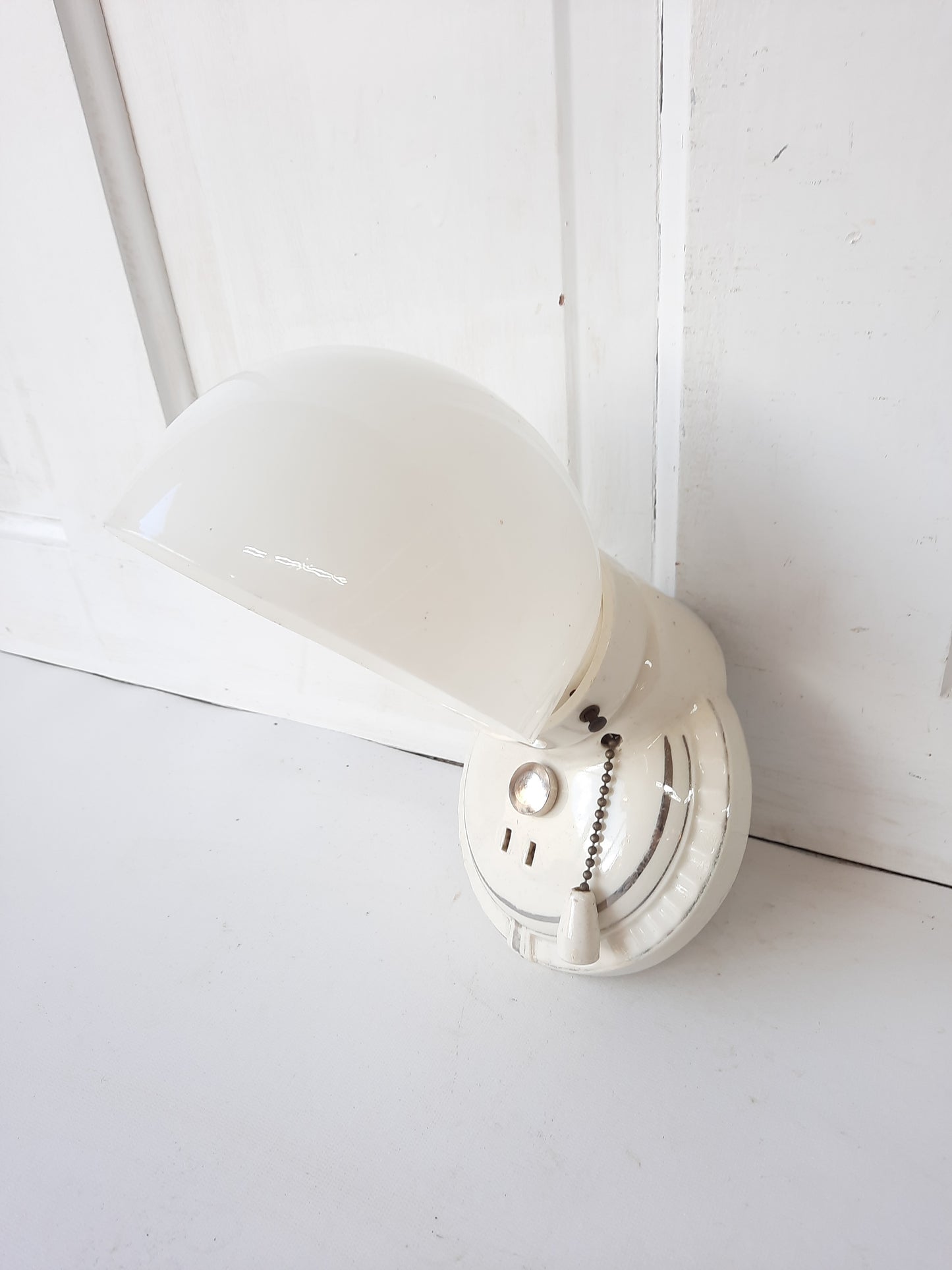 Single Vintage Porcelain Bathroom Sconce, Pull Chain Ceramic Bathroom Vanity Light, White Porcelain Shell Light 013116