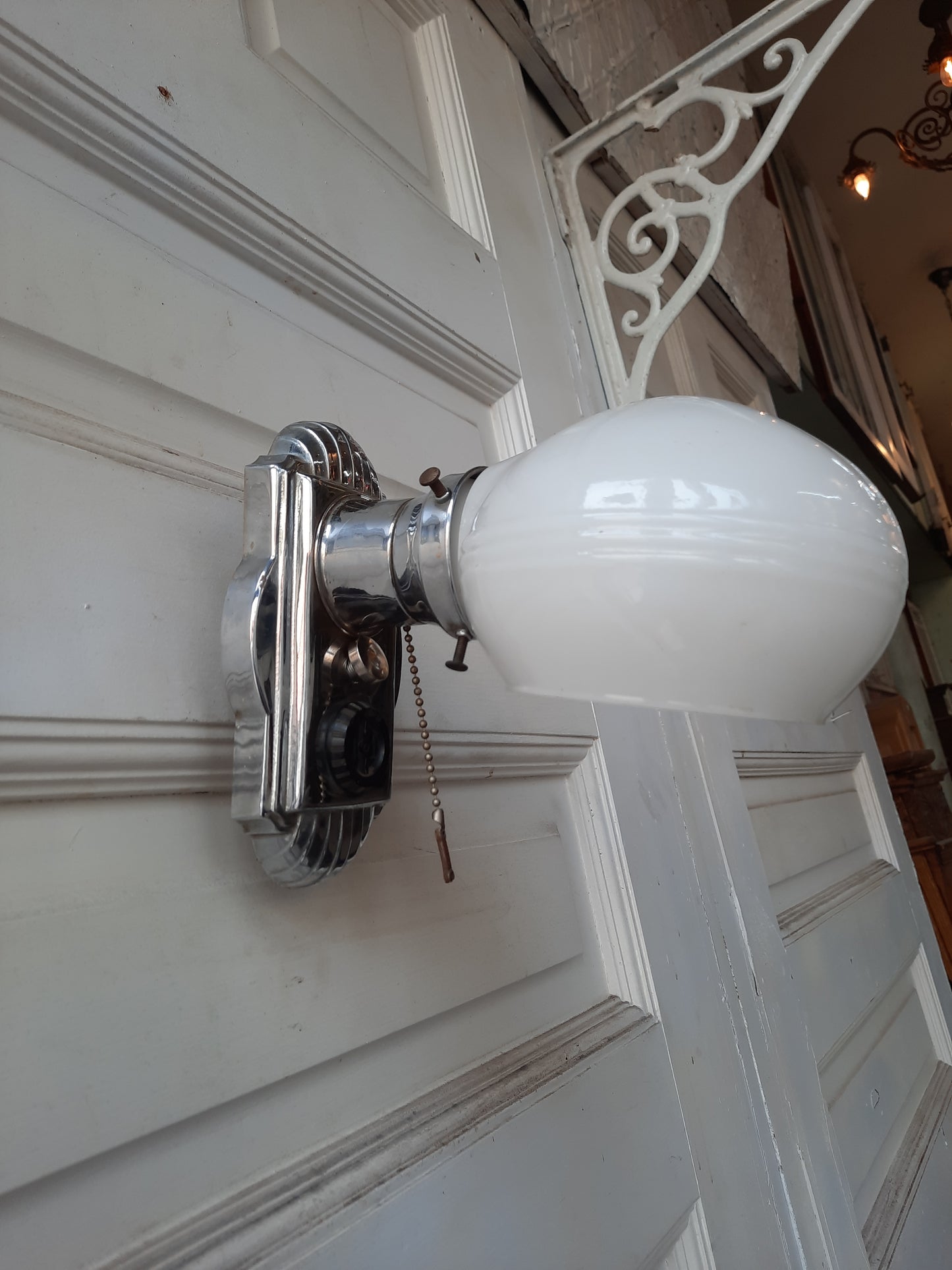 Single Vintage Chrome Bathroom Sconce, Pull Chain Ceramic Bathroom Vanity Light, White Porcelain Shell Light 020101