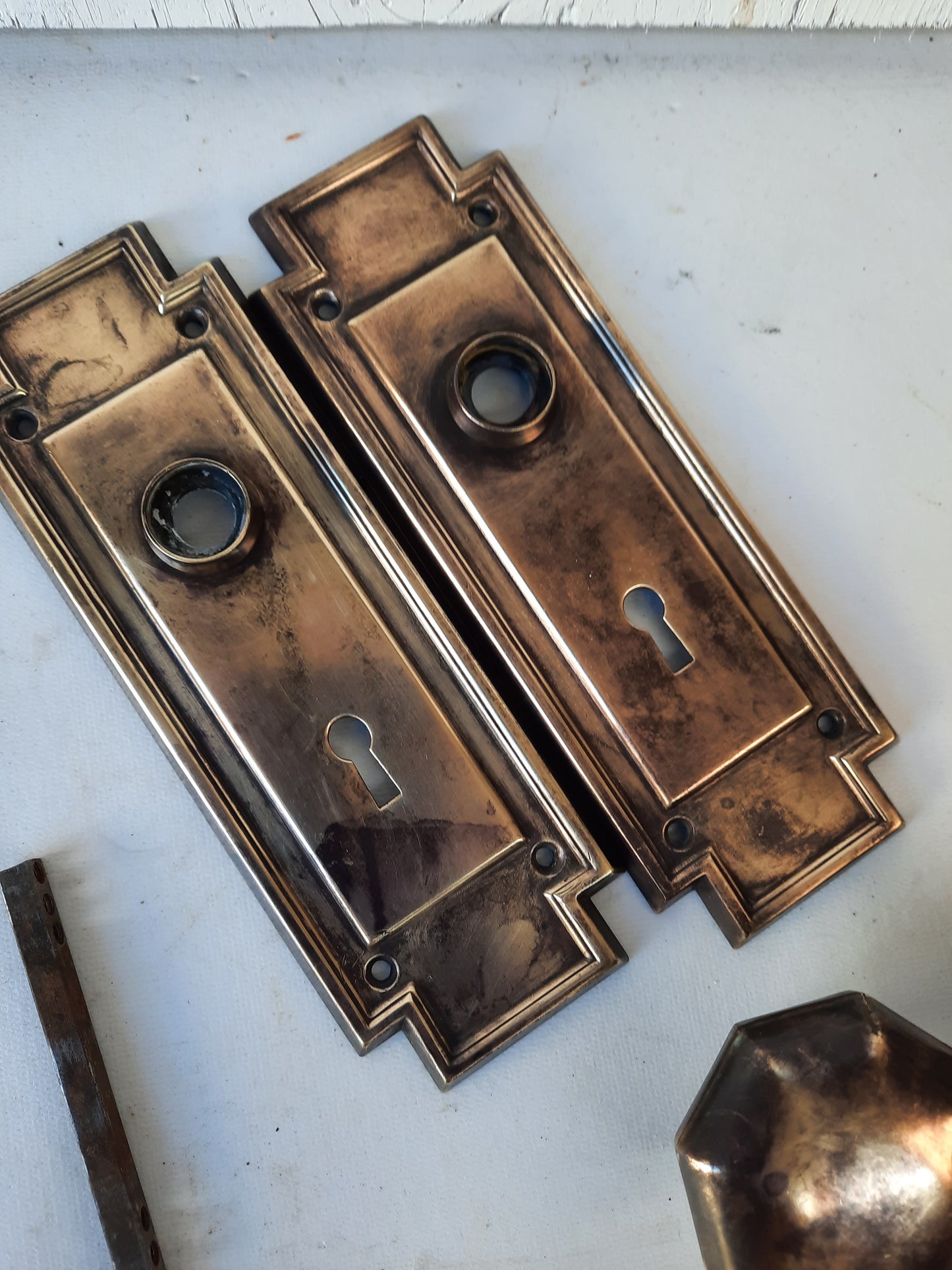 Bronze Craftsman Hardware Set, Antique Deco Design Door Knobs and Plates 020302