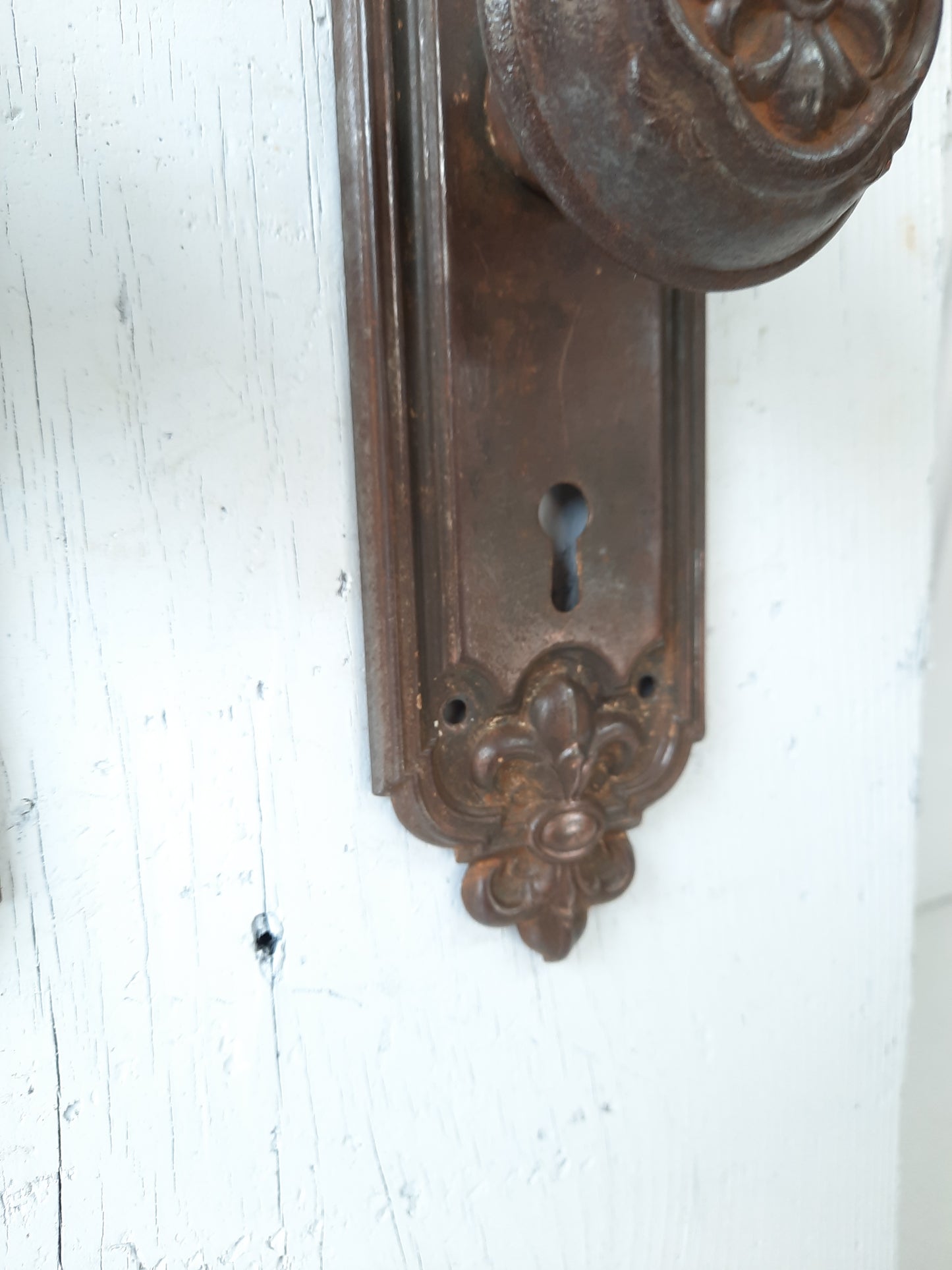 Flower Doorknob and Plates Set in Stamped Steel, 1900s Door Plate and Knob Hardware 030706