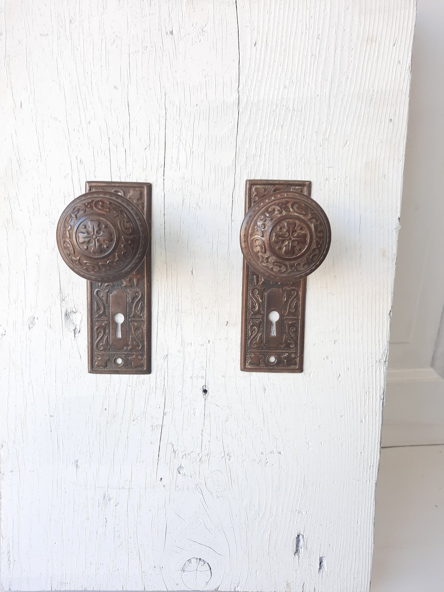 Eastlake Pattern Door Hardware Set, Antique Bronze Plated Design Backplates and Door Knobs 031904