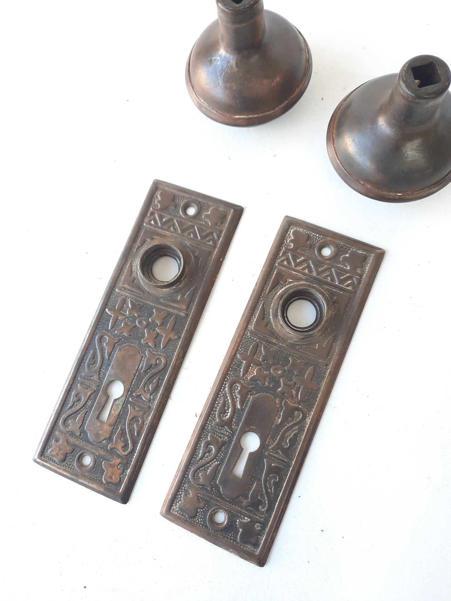Eastlake Pattern Door Hardware Set, Antique Bronze Plated Design Backplates and Door Knobs 031904