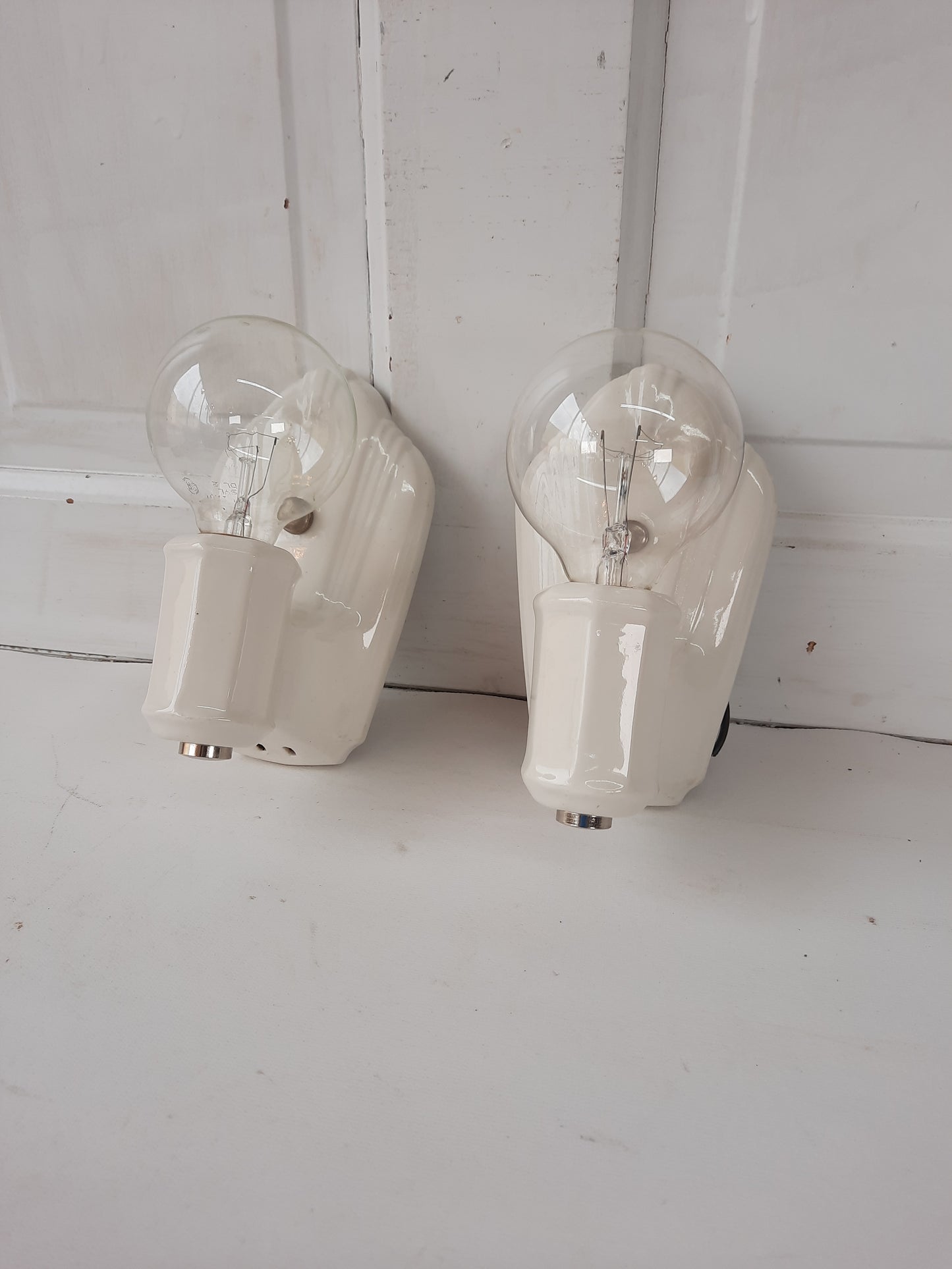 Pair of Vintage Porcelain Bathroom Sconces, Pull Chain Ceramic Bathroom Vanity Lights 032601