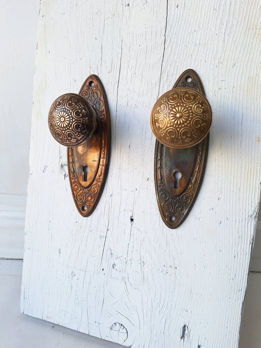 Antique Oval Backplates with Daisy Design Brass Doorknobs, Flower Design Door Hardware in Antique Bronze 040902